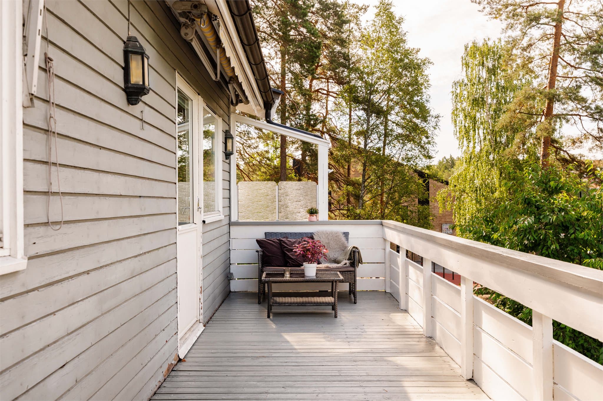 Fra stuen er det utgang til en sydvendt balkong på ca. 14 m².