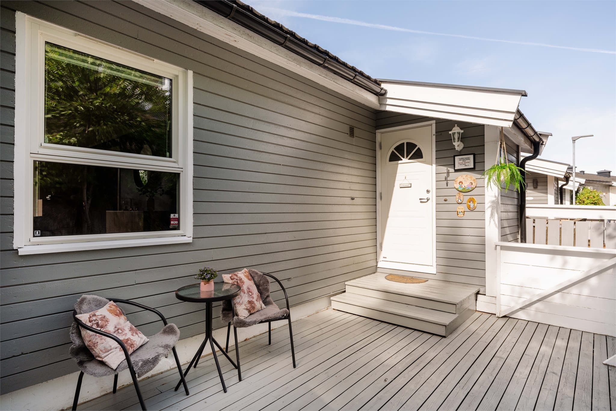 Terrasse ved inngangsdøren med hyggelig adkomst til boligen.