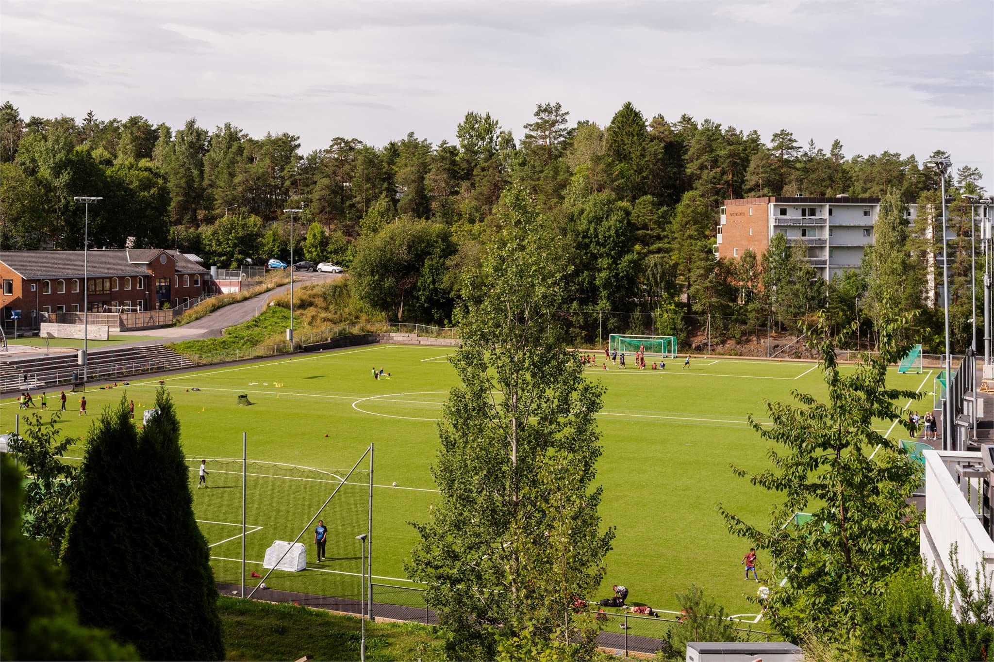 Fotballbane i fellesområdet til glede for både små og store.
