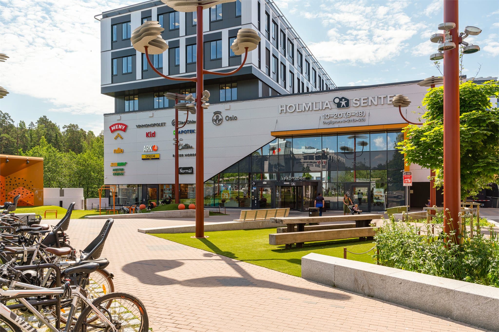 Holmlia Senter ligger kun en kort gåtur unna og tilbyr butikker, servicetilbud og gode kollektivforbindelser i nærområdet.