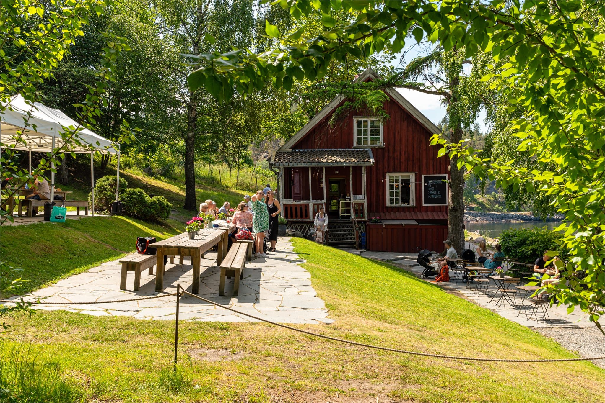 Fra Ravnkroken til Hvervenbukta er det en naturskjønn kysttur på rundt 3 kilometer, med flott utsikt over Oslofjorden underveis.