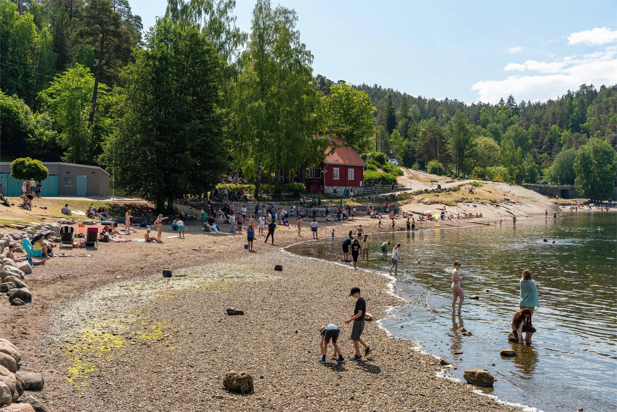 Hvervenbukta - en idyllisk badeplass i Oslo, kjent for sin flotte sandstrand, vakre natur og avslappende atmosfære ved Oslofjorden.