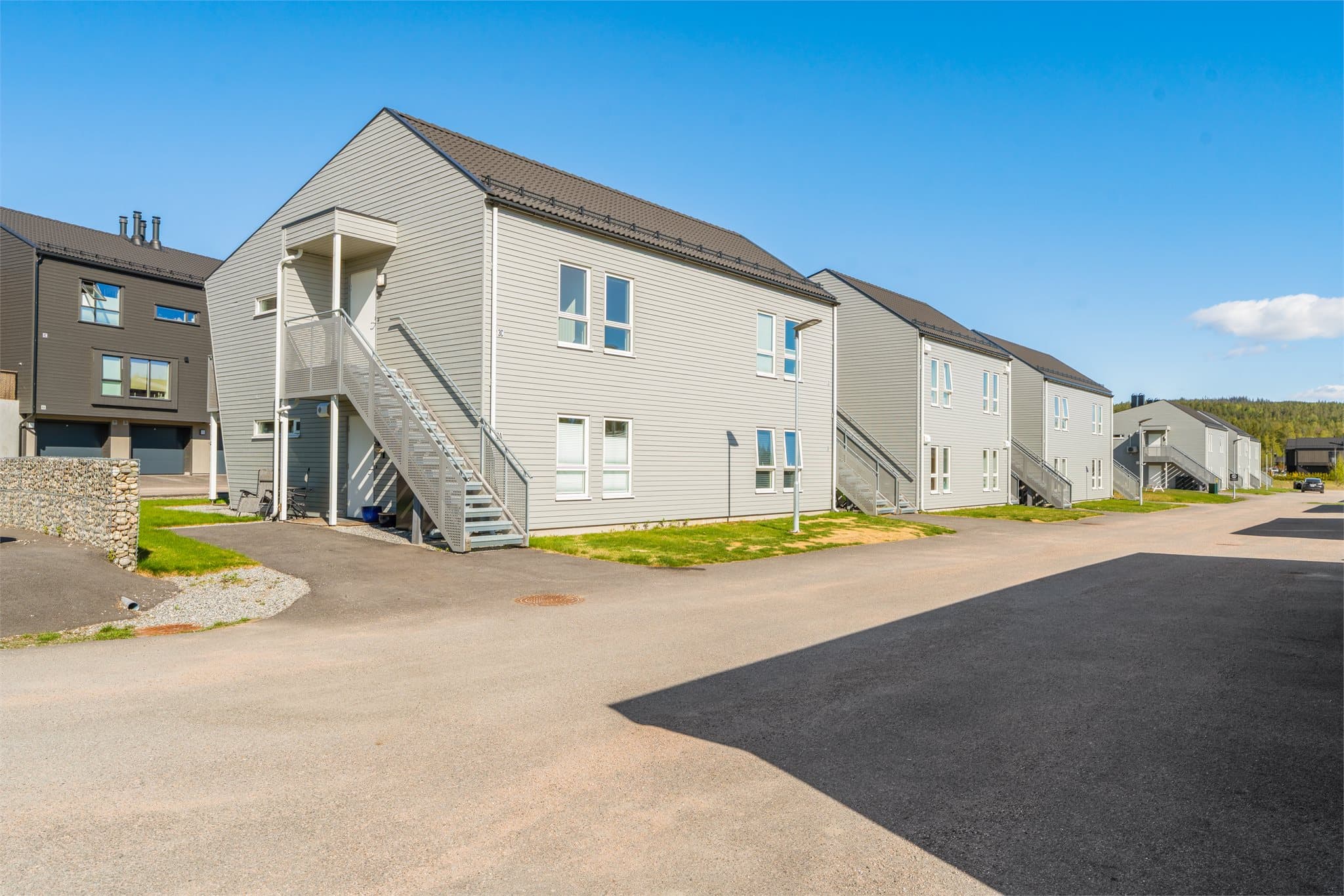 Fasade inngangsparti. Leiligheten ligger i 2.etasje med egen overbygget liten adkomstterrasse