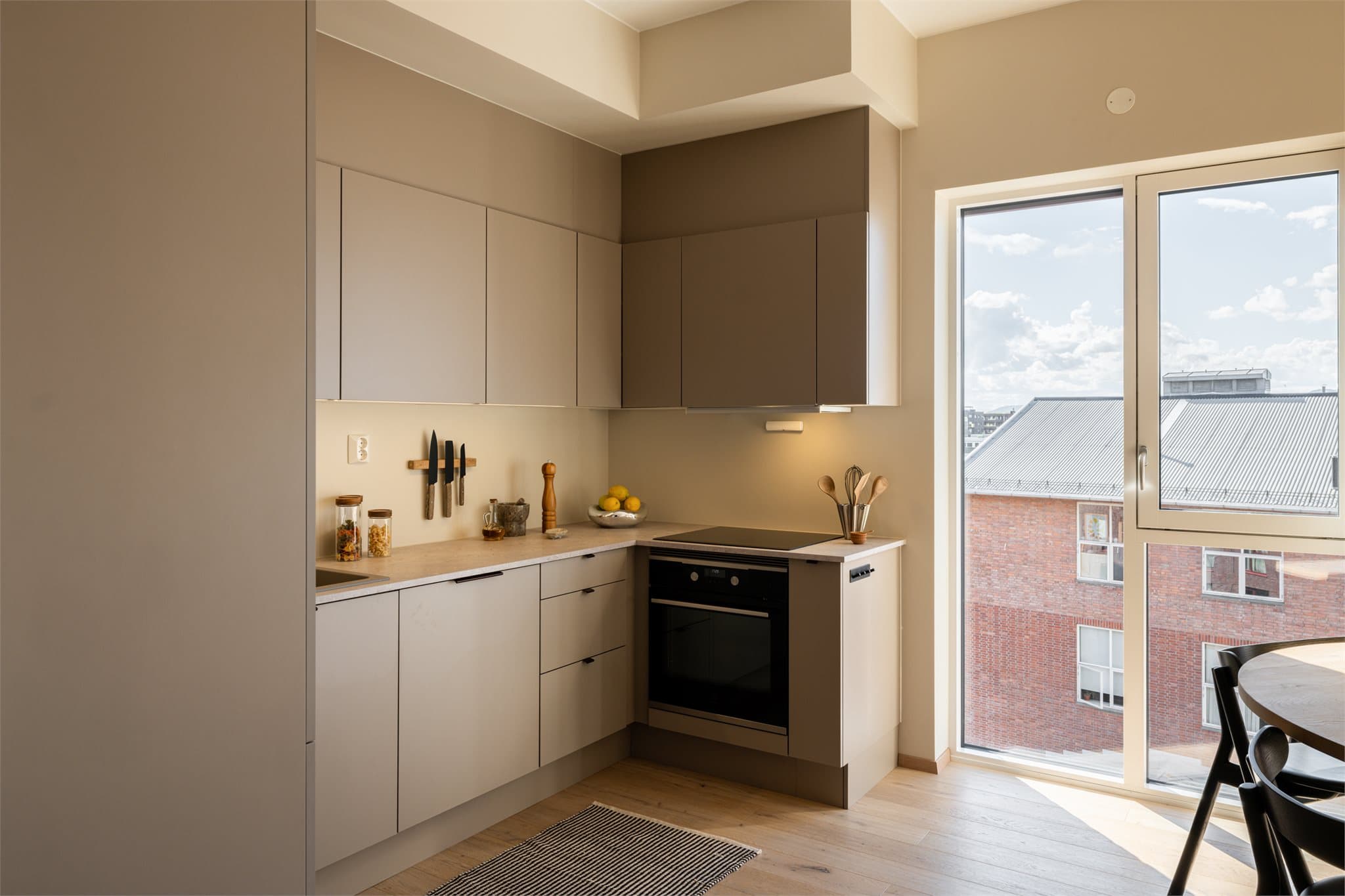 Integrert Electrolux oppvaskmaskin, komfyr og platetopp.