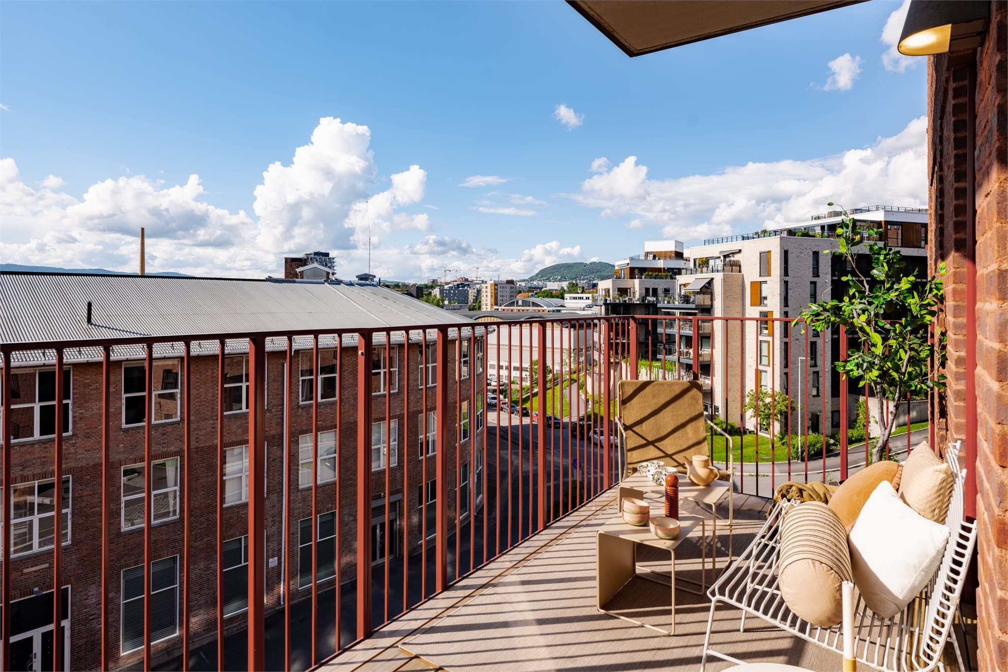 Balkongen er 10 m² og vender mot sydvest.