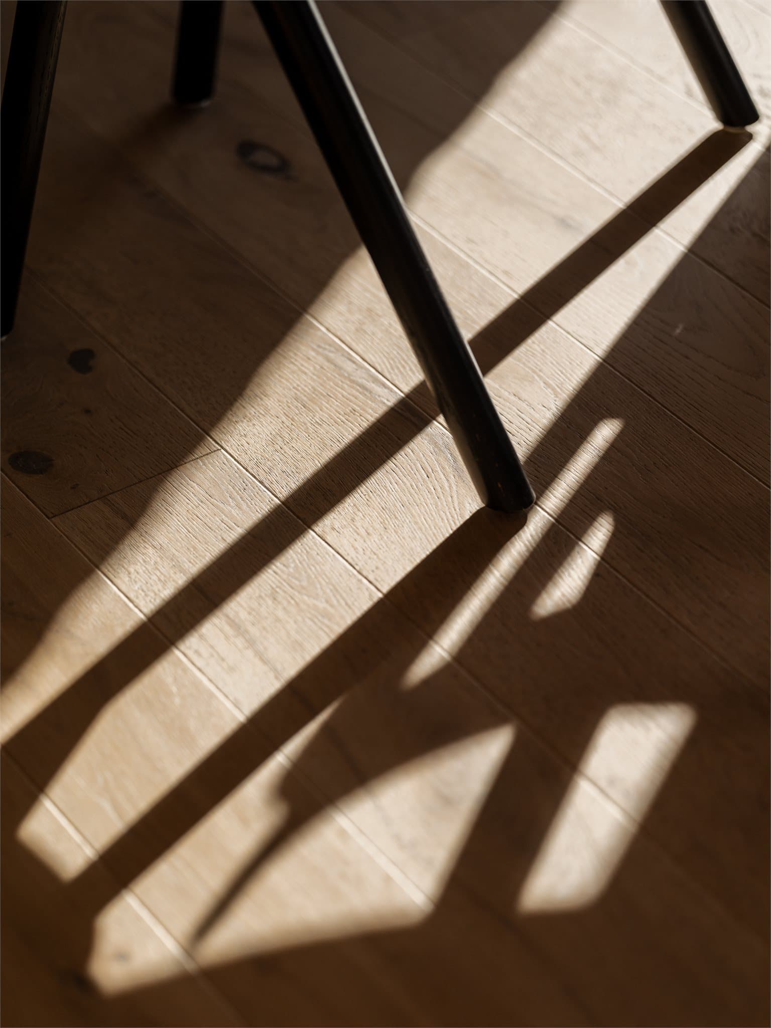 Når solen står på, fylles stuen med et behagelig lys som fremhever rommets kvaliteter.