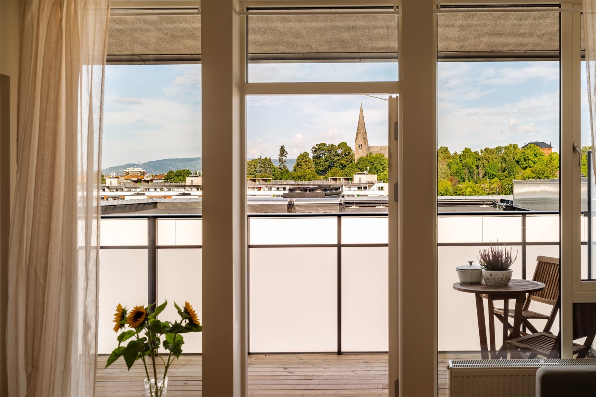 Balkongen har sol hele kvelden og ikke minst et koselig utsikt mor Vålerenga kirke