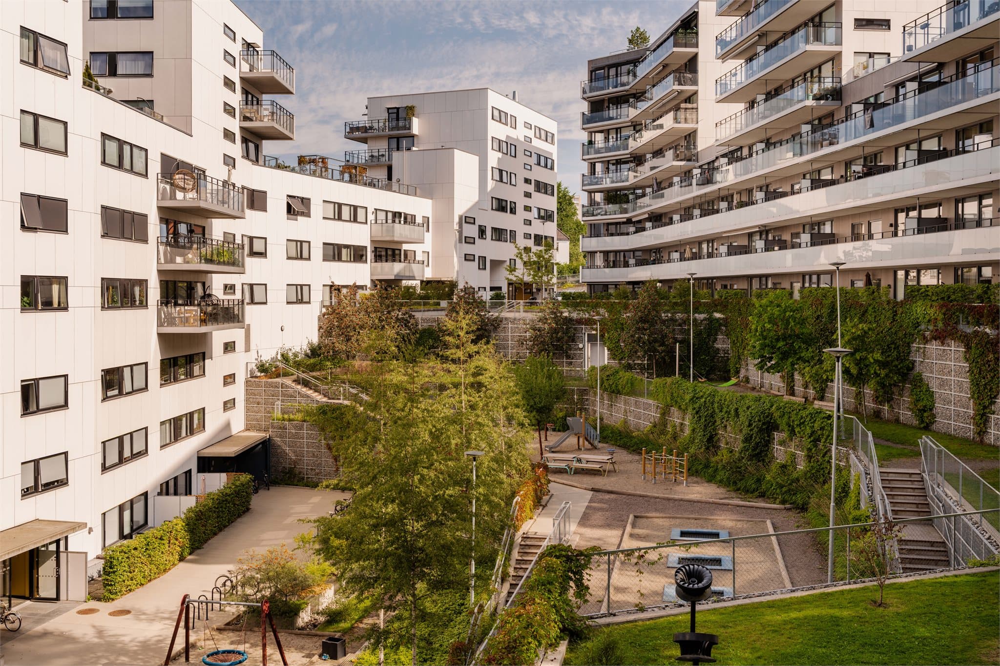 Hyggelige fellesområder med hengekøyer, sittegrupper og grønne plenarealer for avslapning