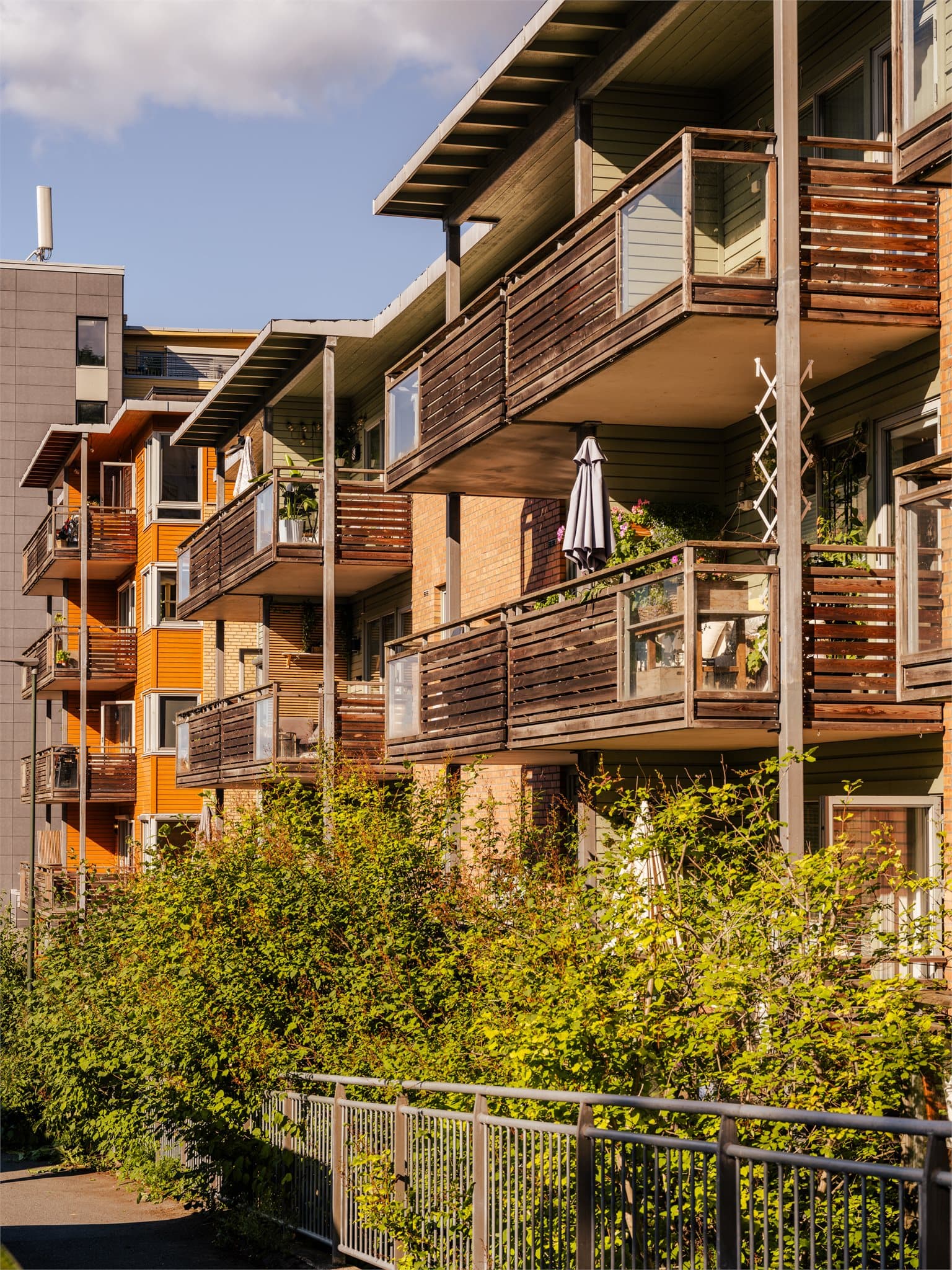 Moderne arkitektur med en kombinasjon av teglstein og trepanel.
