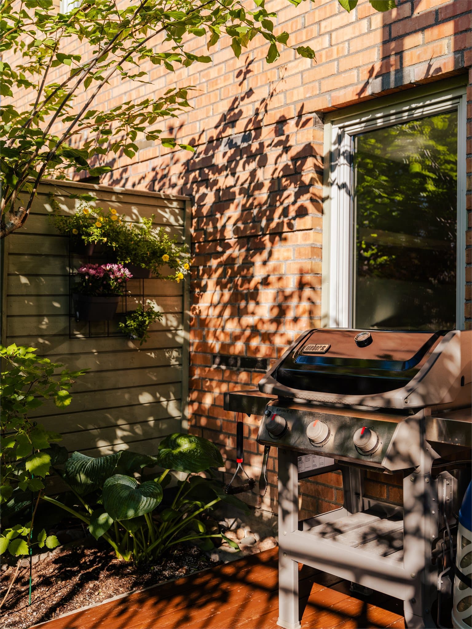 Uteplassen har god plass til grill og er et naturlig samlingspunkt.