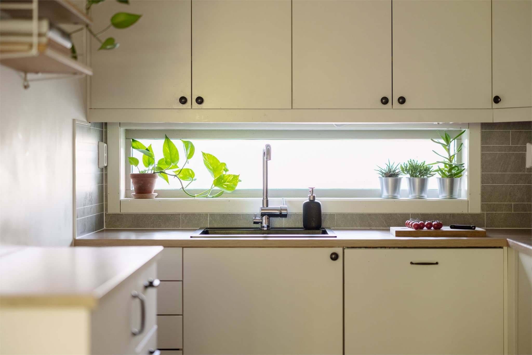 Moderne blandebatteri og underlimt vask for et rent uttrykk og enkelt renhold.