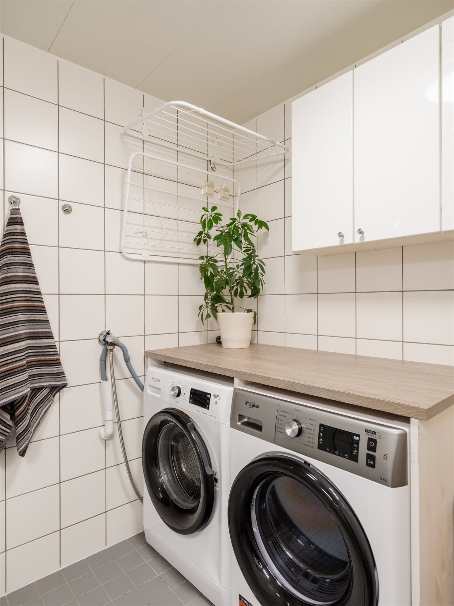 God plass til både vaskemaskin og tørketrommel under benkeplaten.