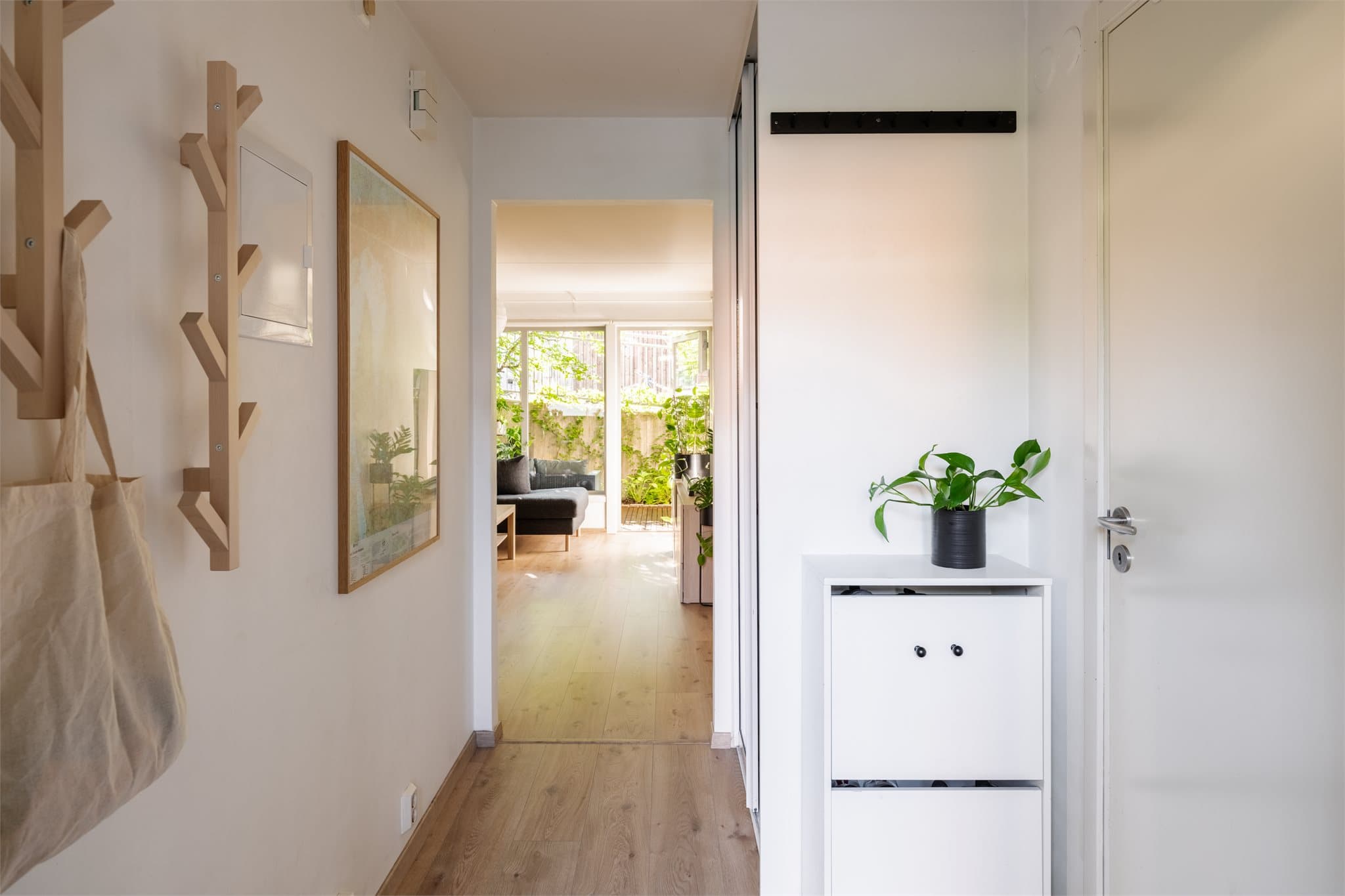 Innbydende entré med plass til oppbevaring av yttertøy og sko.