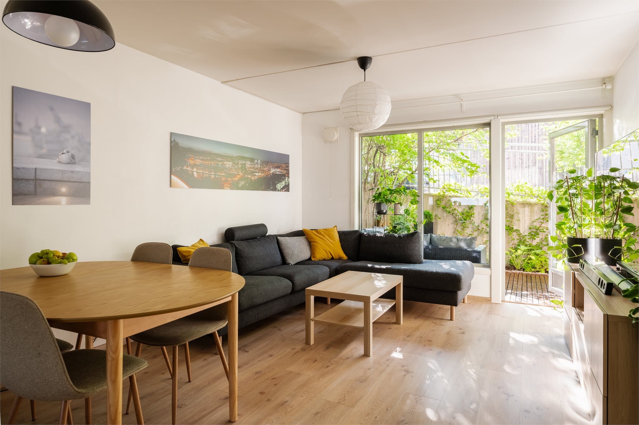 Pen 2-roms andelsleilighet på bakkeplan med en frodig, privat markterrasse.