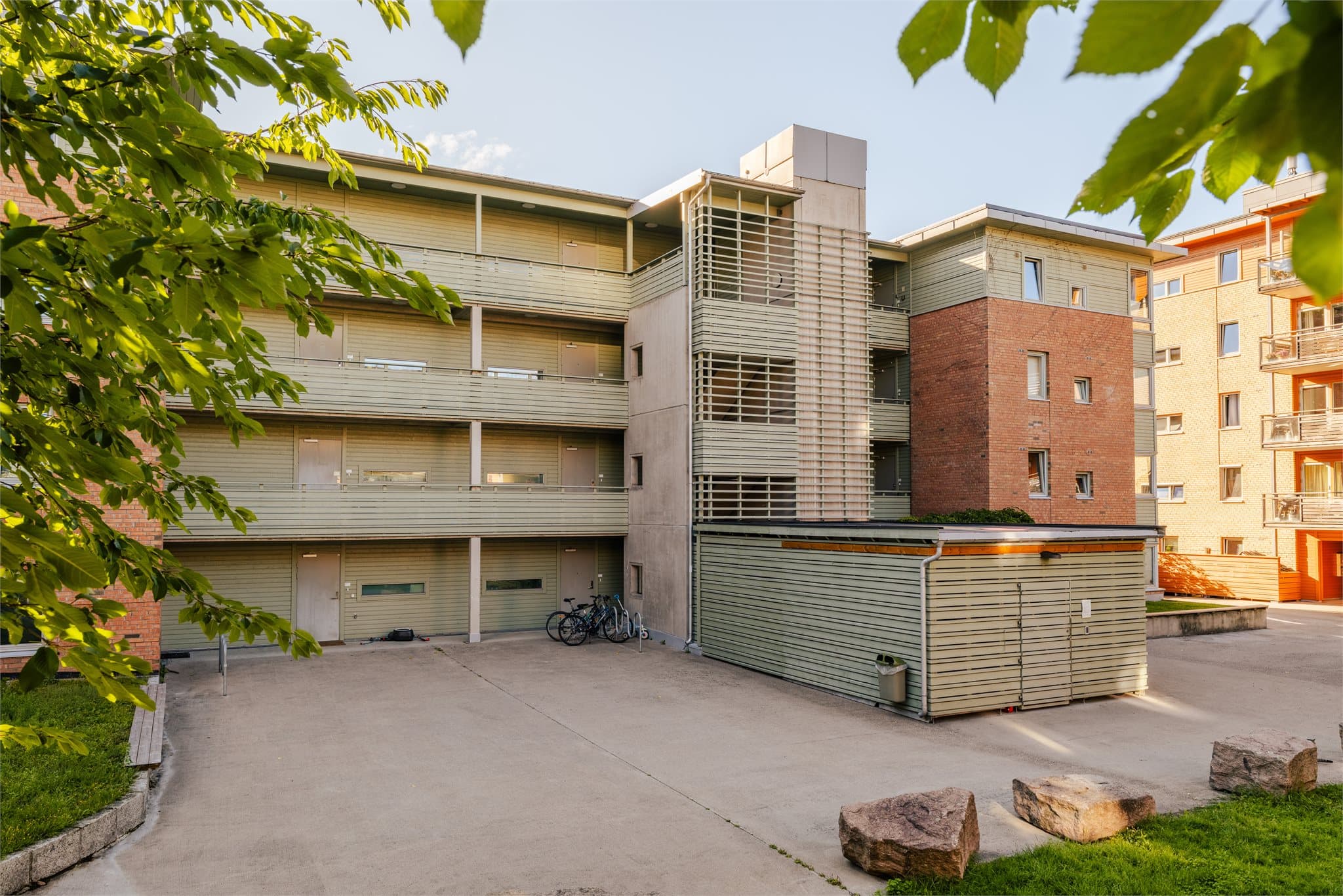 Baglerlunden Borettslag fra 2005, med fasiliteter som lukket sykkelparkering og kjellerbod.