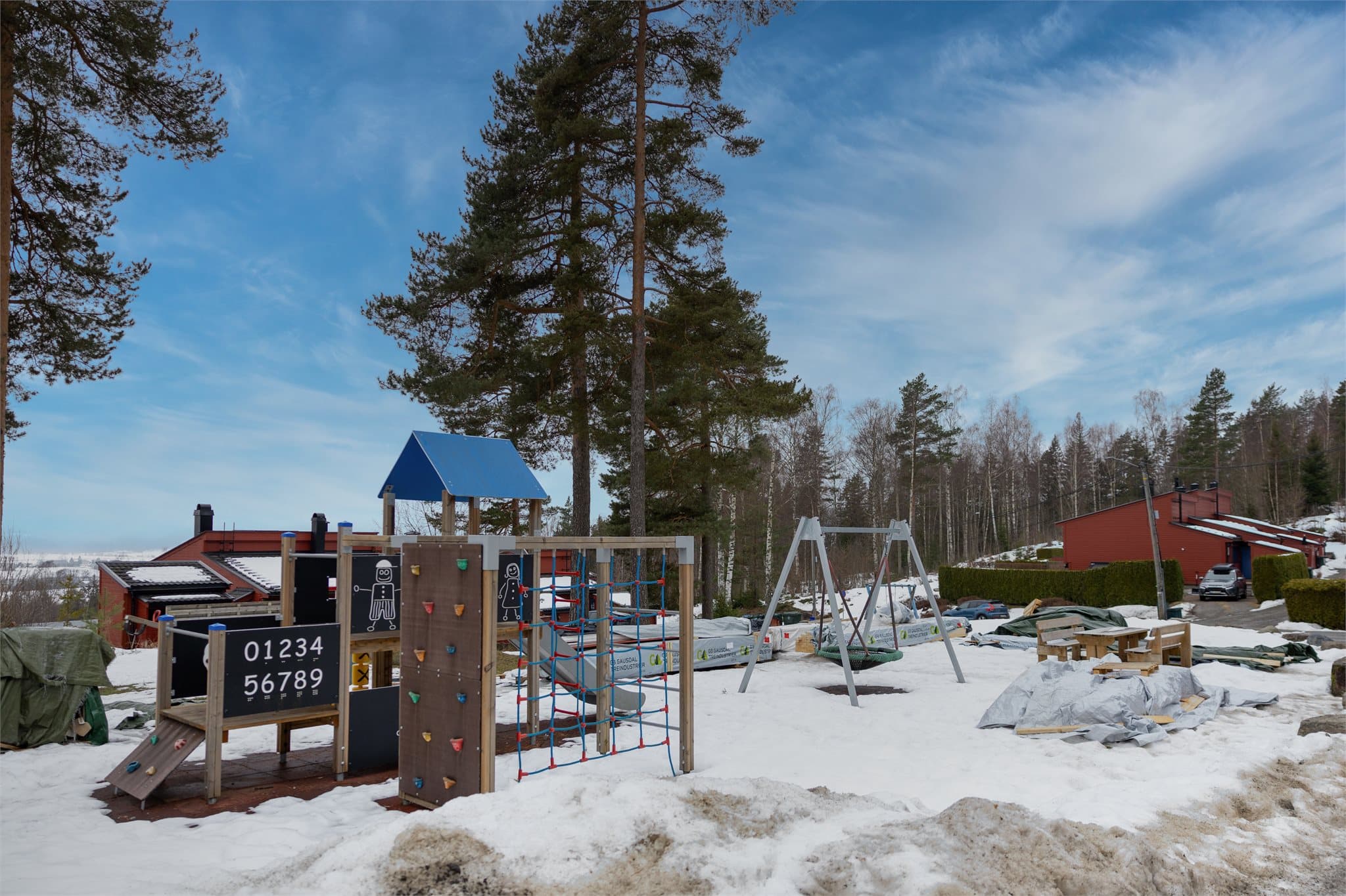 Pene fellesområder med lekeplass. Boligen ligger i en stille blindvei.