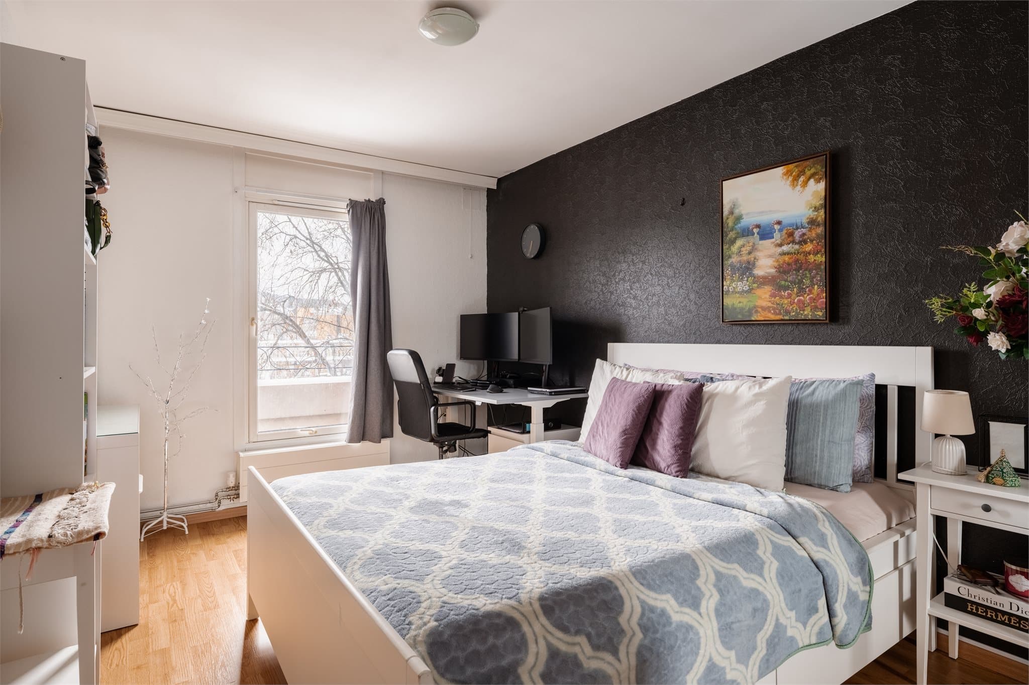 Svært romslig hovedsoverom med god plass til dobbeltseng, nattbord og garderobeløsning.