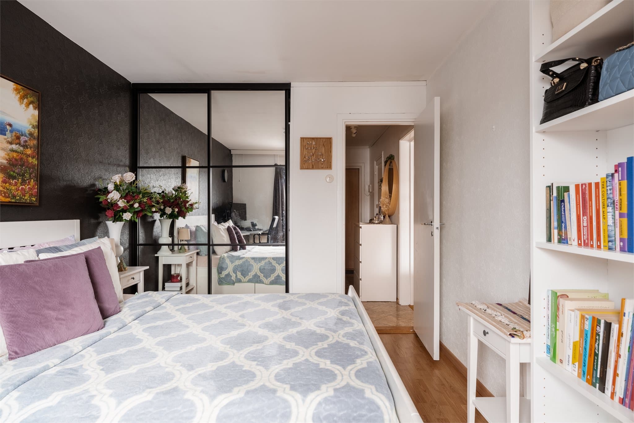 Det er også en plassbygget garderobeløsning på hovedsoverommet med skyvedører.