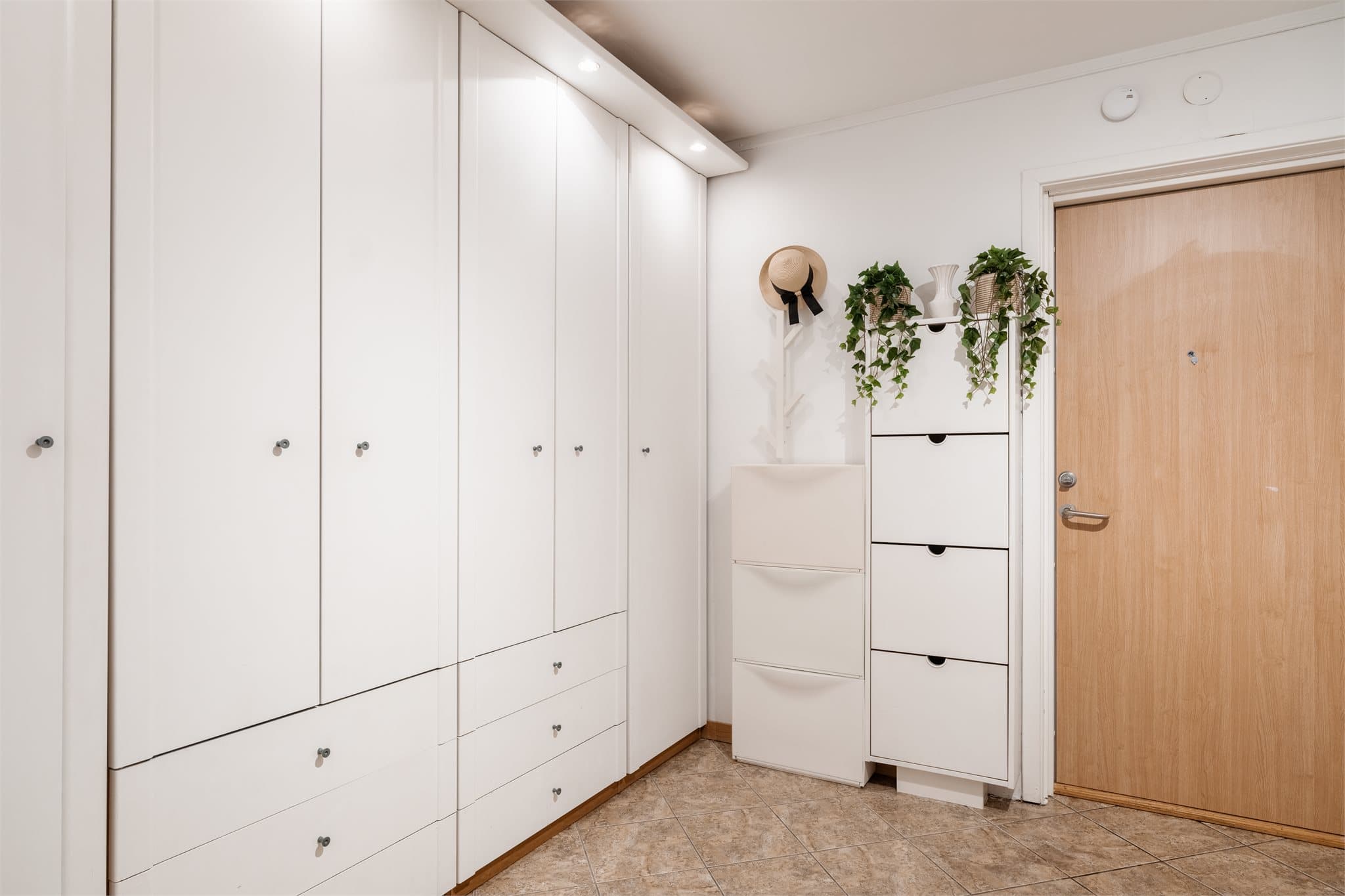 Det er rikelig med skapplass i den praktiske garderobeløsningen.