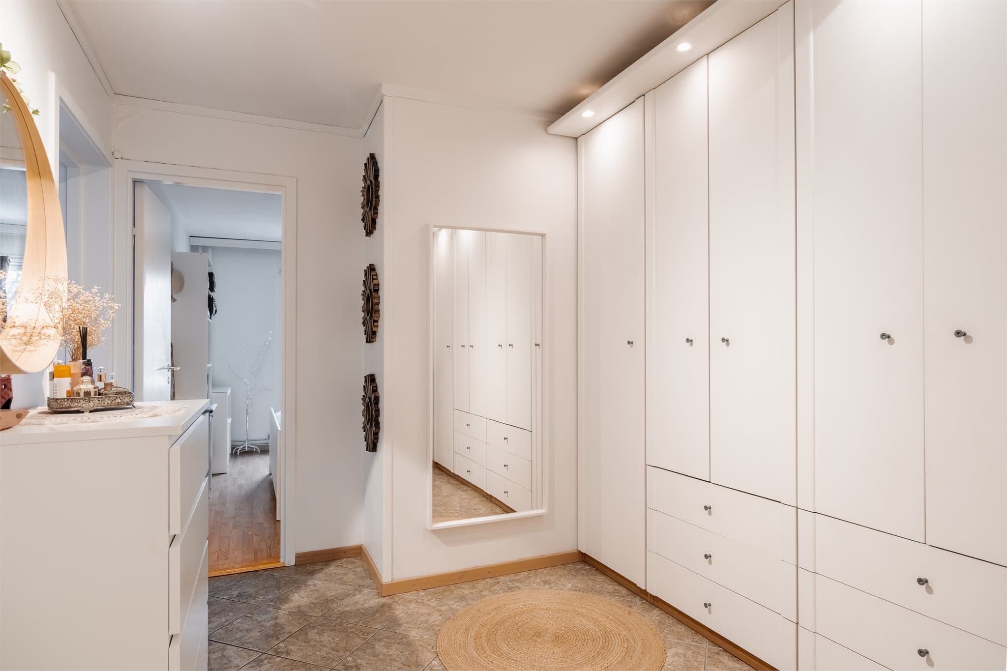 Fra entréen er det direkte adkomst til stuen og boligens hovedsoverom.