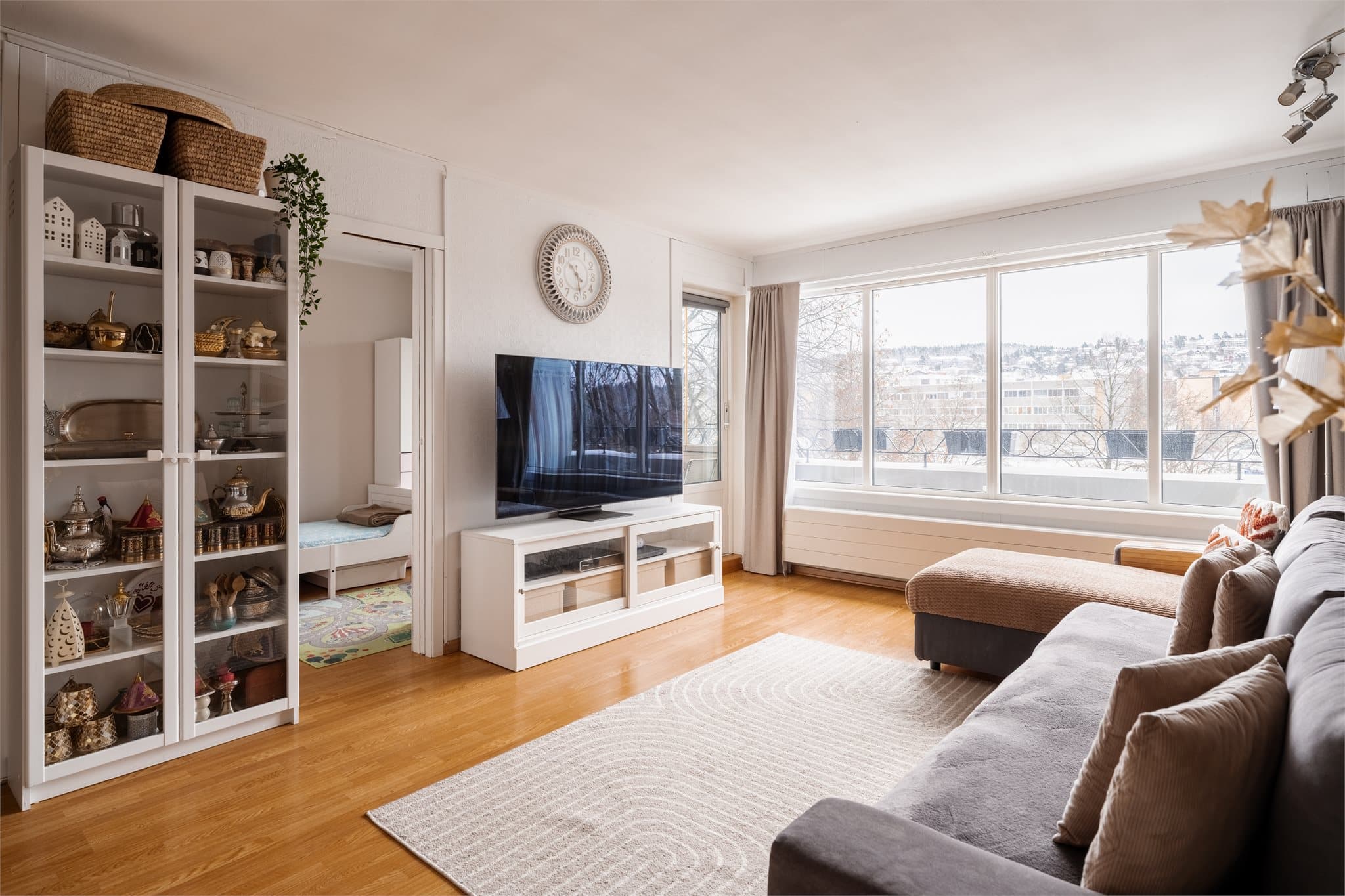 Boligen ligger luftig og skjermet i byggets andre etasje uten direkte innsyn.