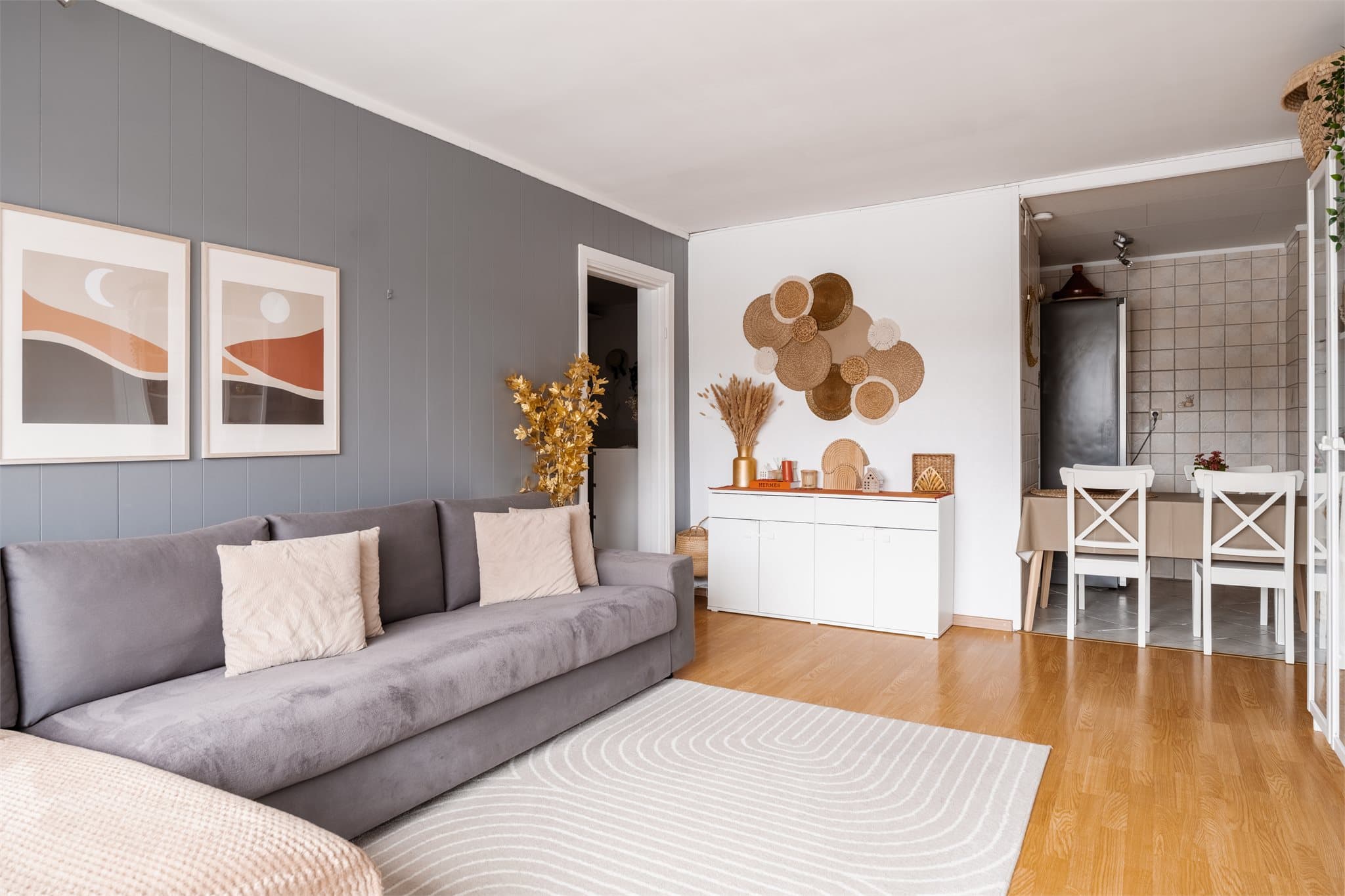 Stuen er boligens samlingspunkt og oppleves som åpen og luftig.