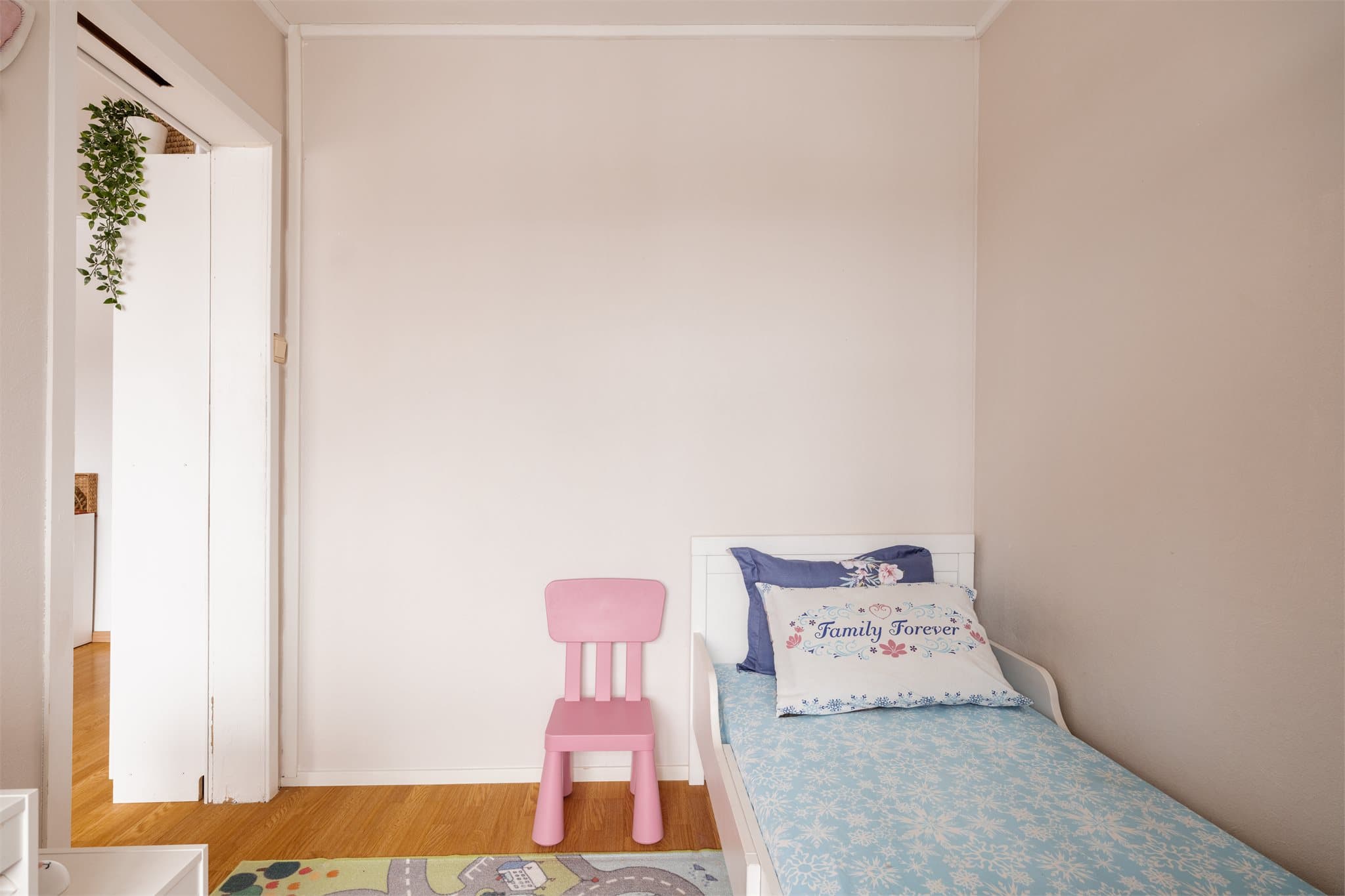 Soverom 2 benyttes i dag som barnerom og ligger i tilknytning til stuen.