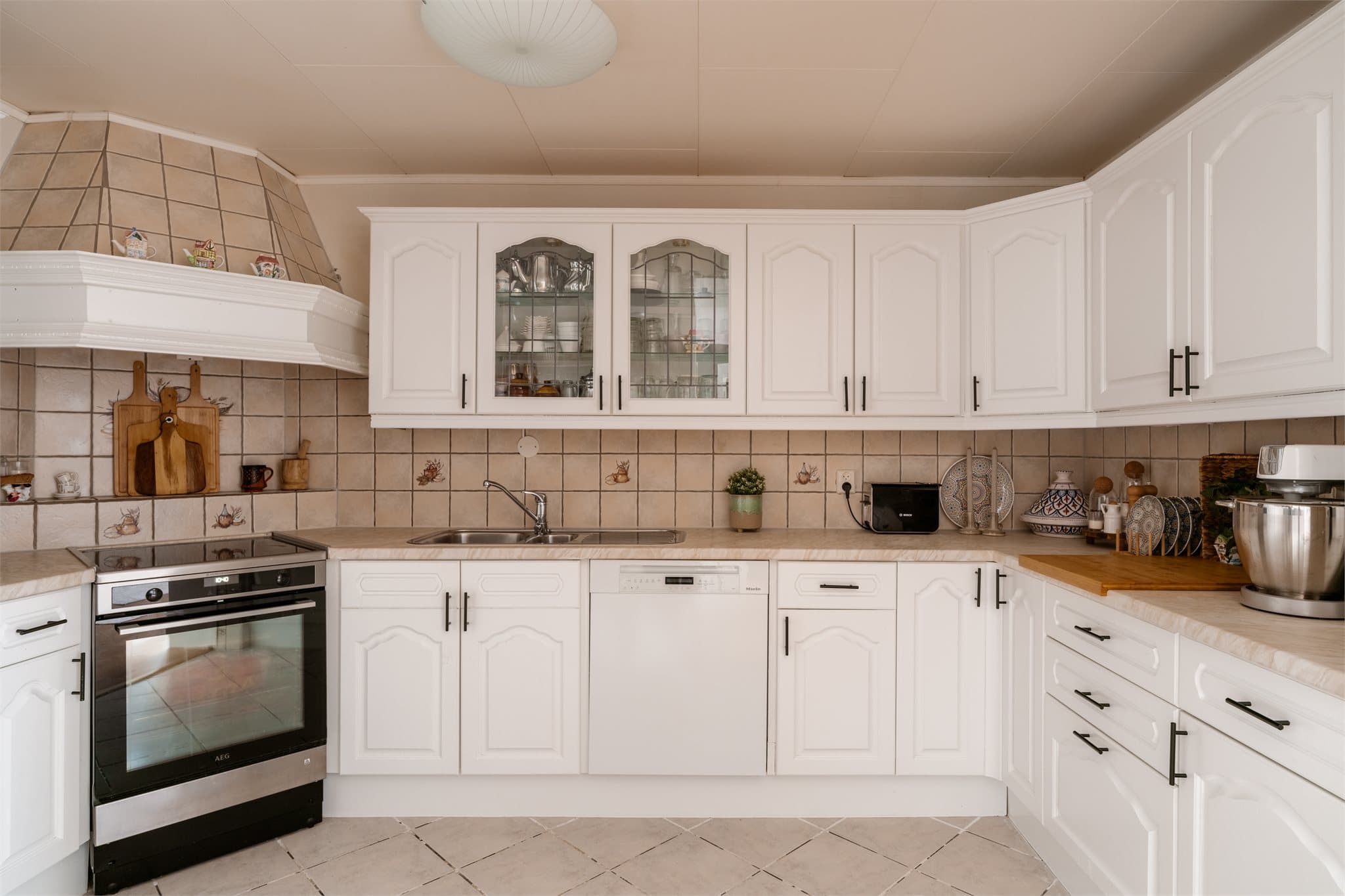 Alle skap og skuffer ble malt av nåværende eier i klassisk hvit.