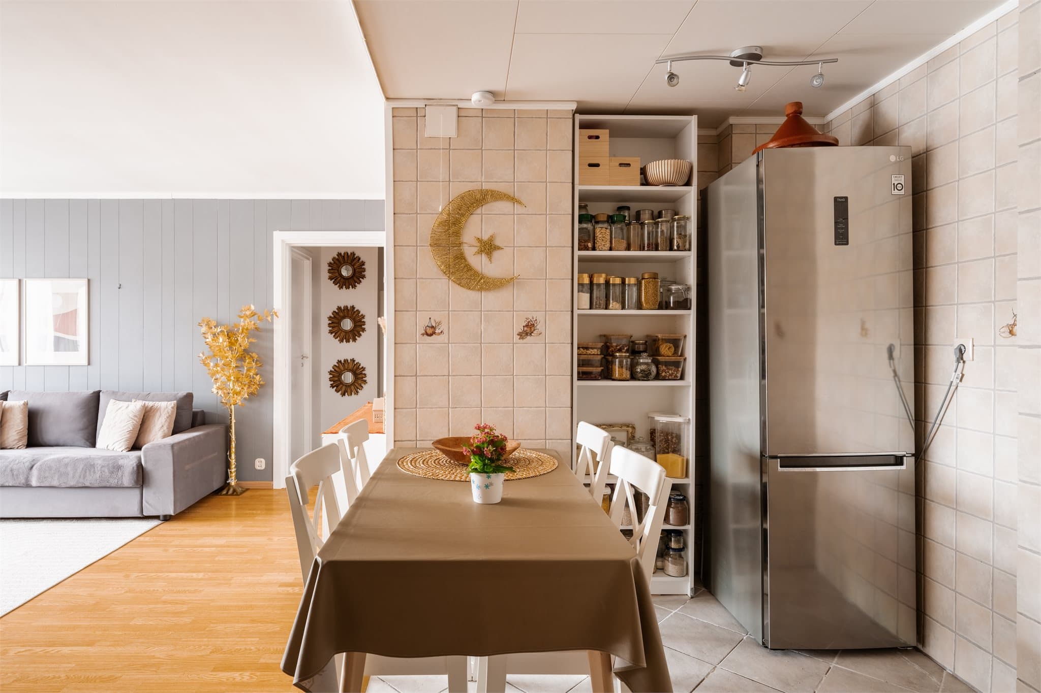 Rikelig med oppbevaringsplass i skuffer og skap på kjøkkenet.