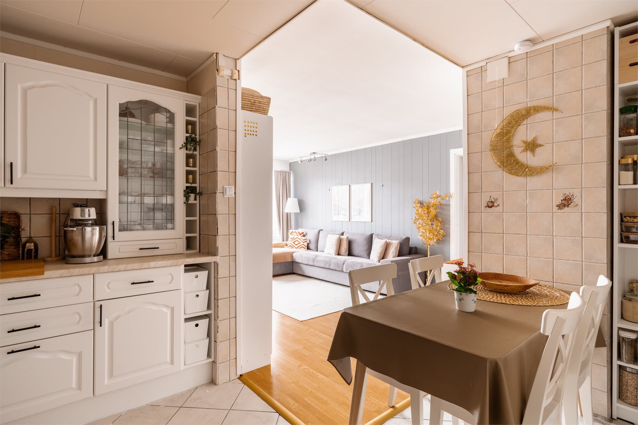 Hyggelig spiseplass i forbindelse med kjøkkenet.