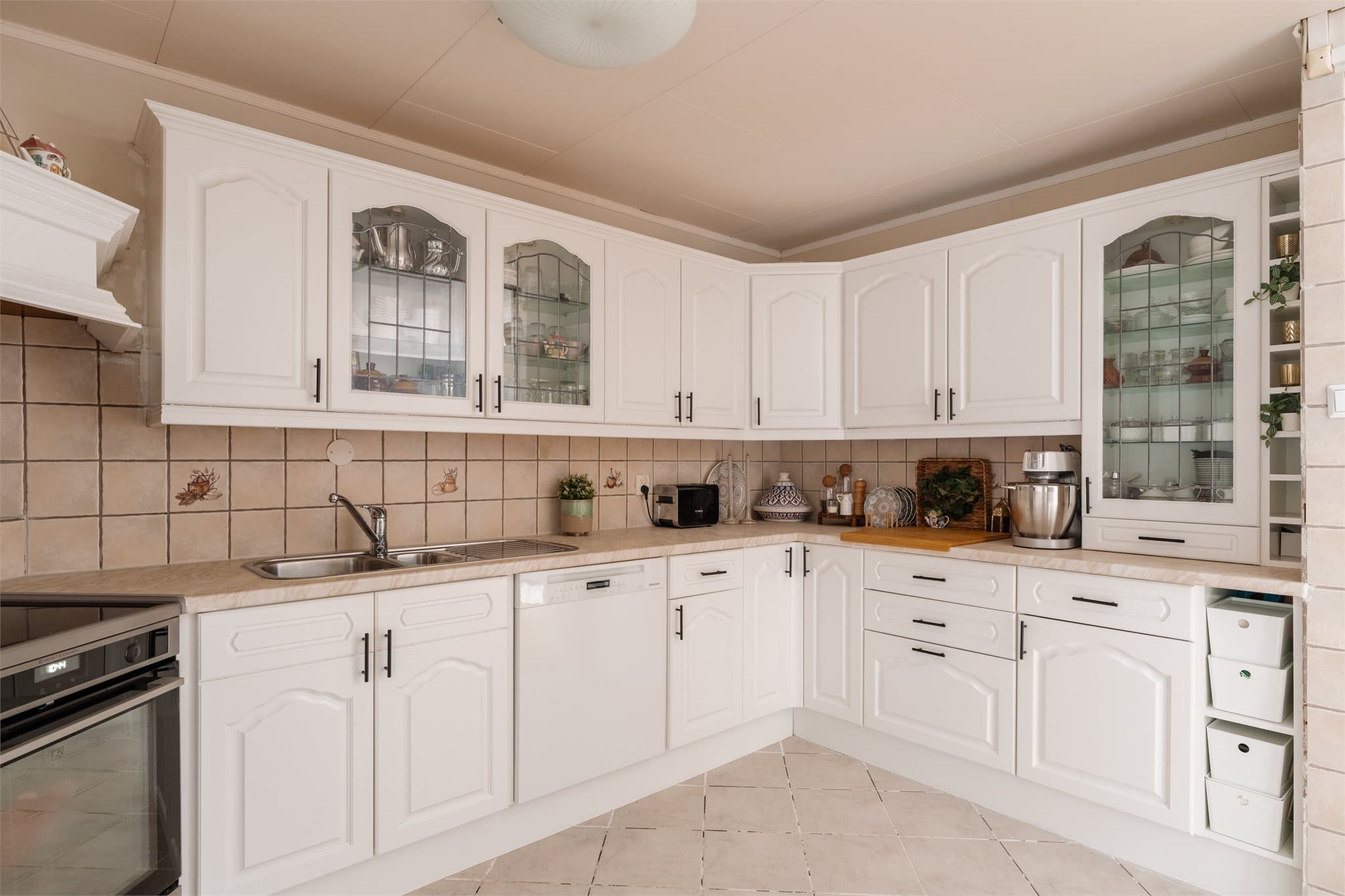 Det er også montert nye håndtak/beslag på frontene.