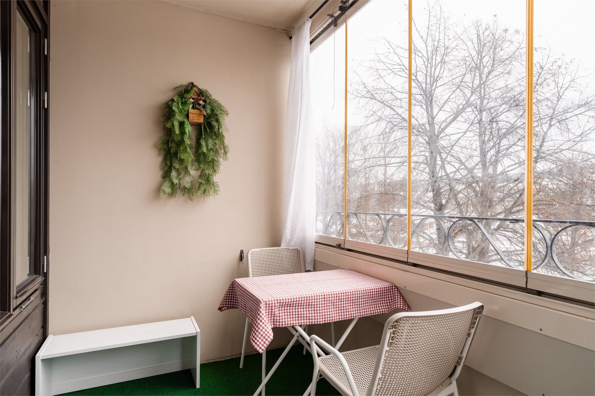 Romslig og praktisk innglasset vinterhage.