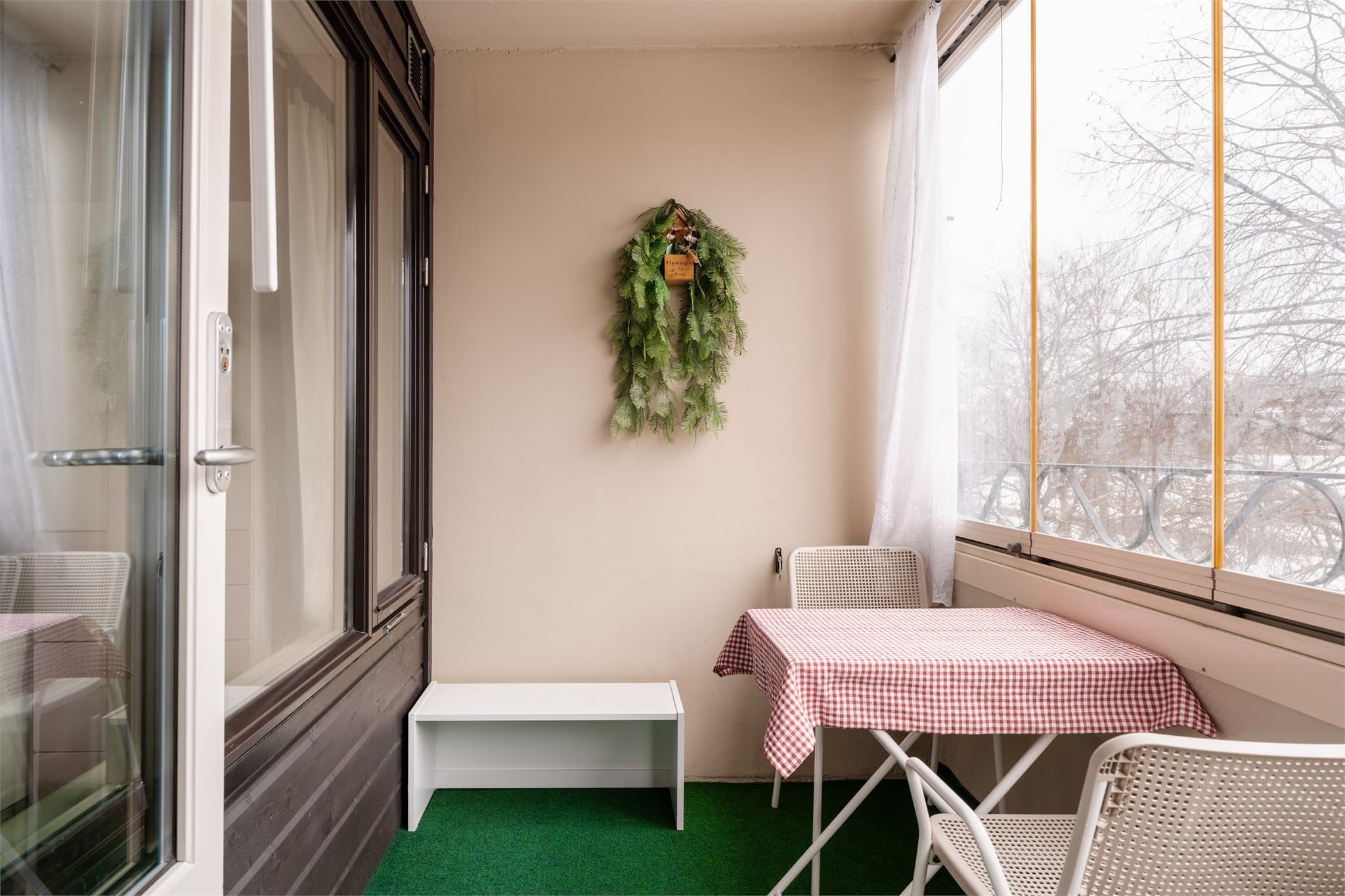 Romslig og praktisk innglasset vinterhage.