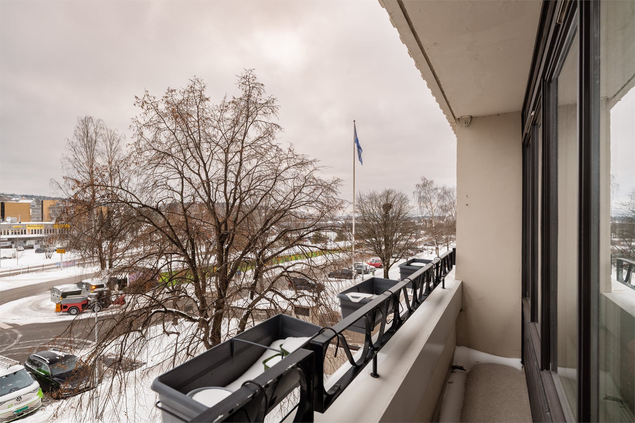 Balkongen vender sørøst - og byr på gode solforhold om morgen/formiddag i sommerhalvåret.