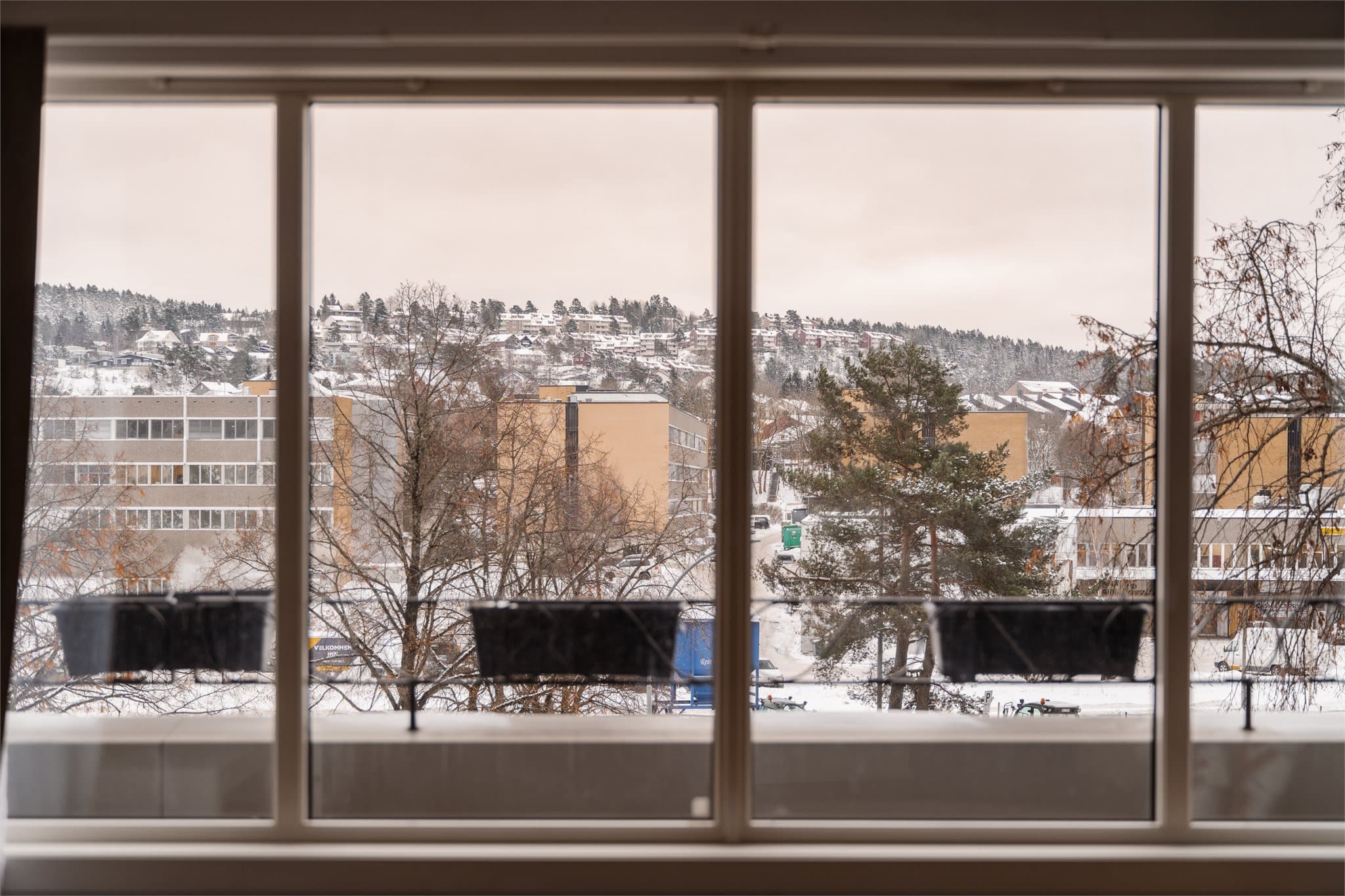 Godt lysinnslipp fra store vindusflater i stuen.