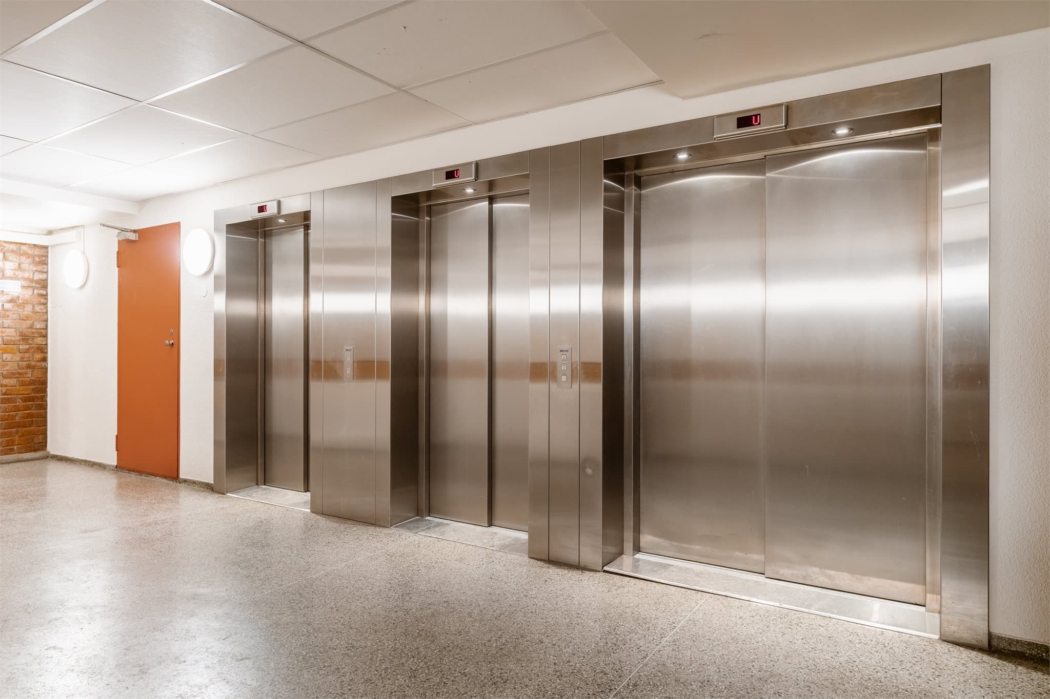 Heisadkomst til boligen, parkeringskjelleren og takterrassen.