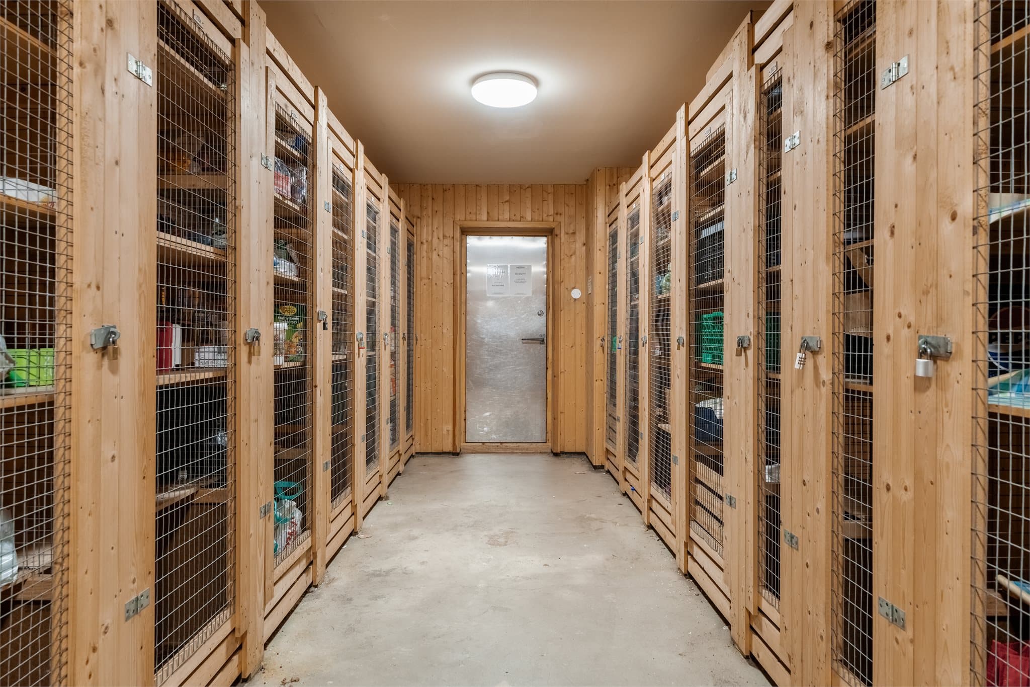 Hver andel disponerer eget rom i borettslagets kjølerom.