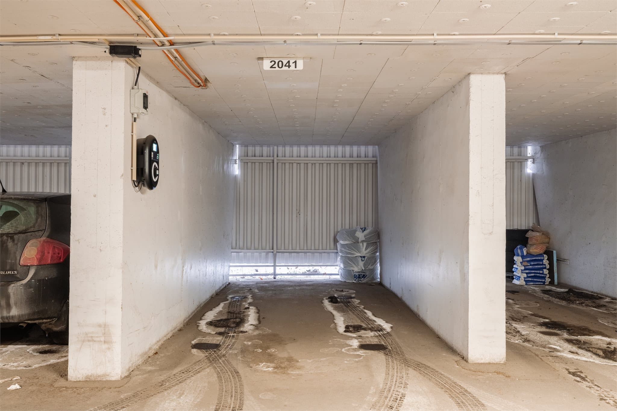 Andelen disponerer garasjeplass nummer 2041 - det er opplegg til elbil-lader på plassen.