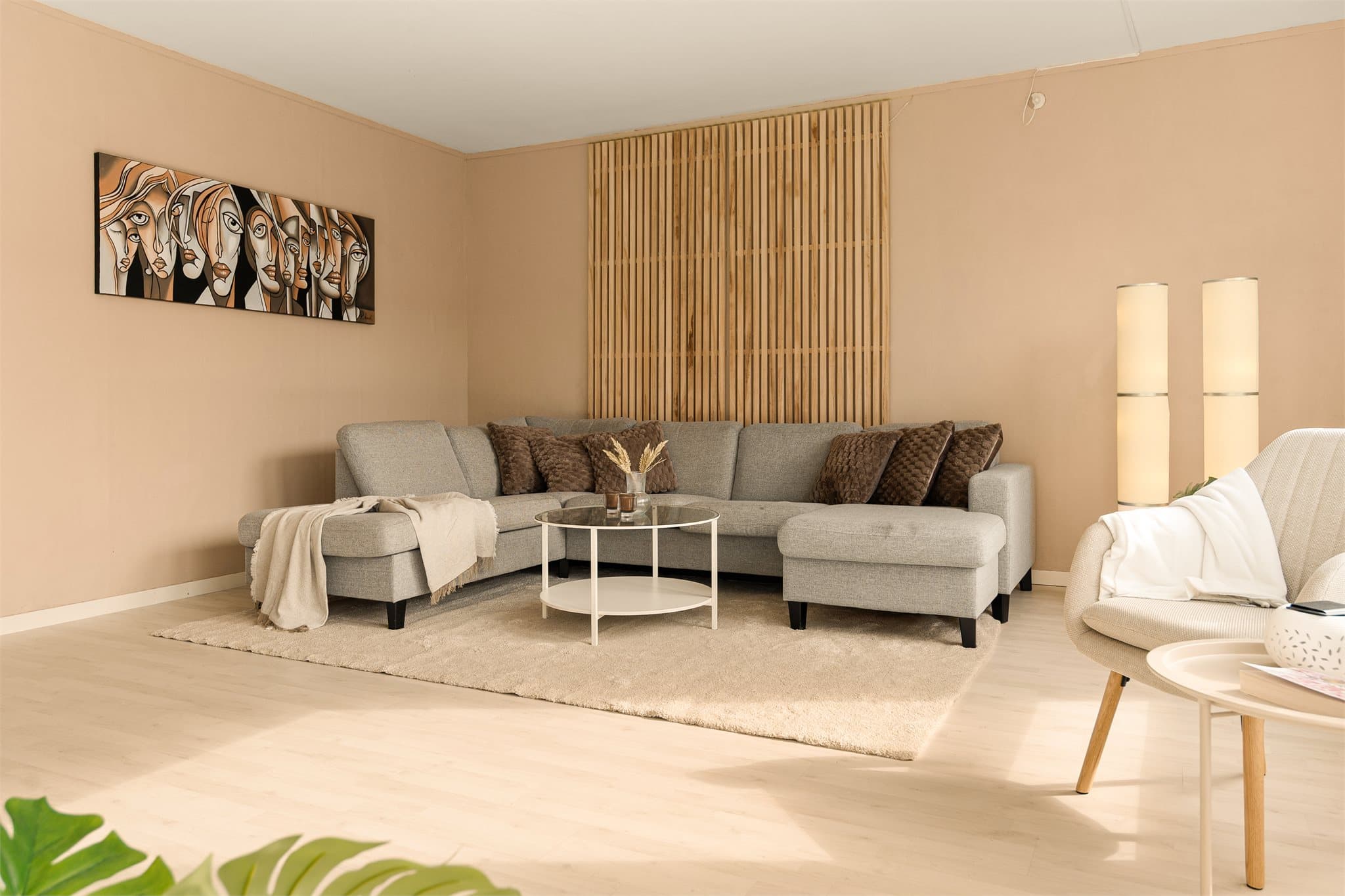 - Stuens utforming gir plass til både sofa- og spisegruppe -