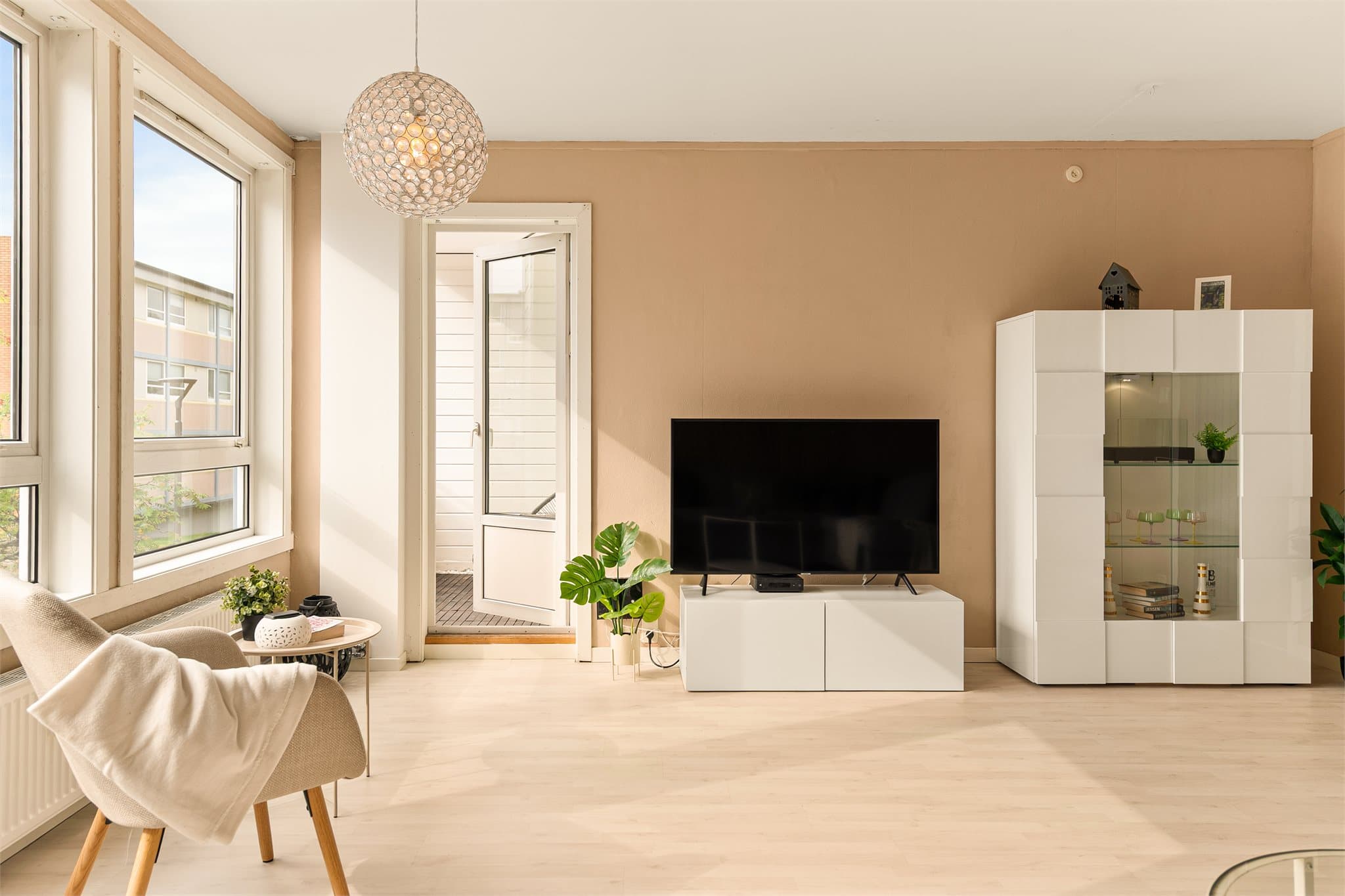 - Leiligheten har et BRA-i på 68m² og inneholder stue, kjøkken, 2 soverom, bad og gang -