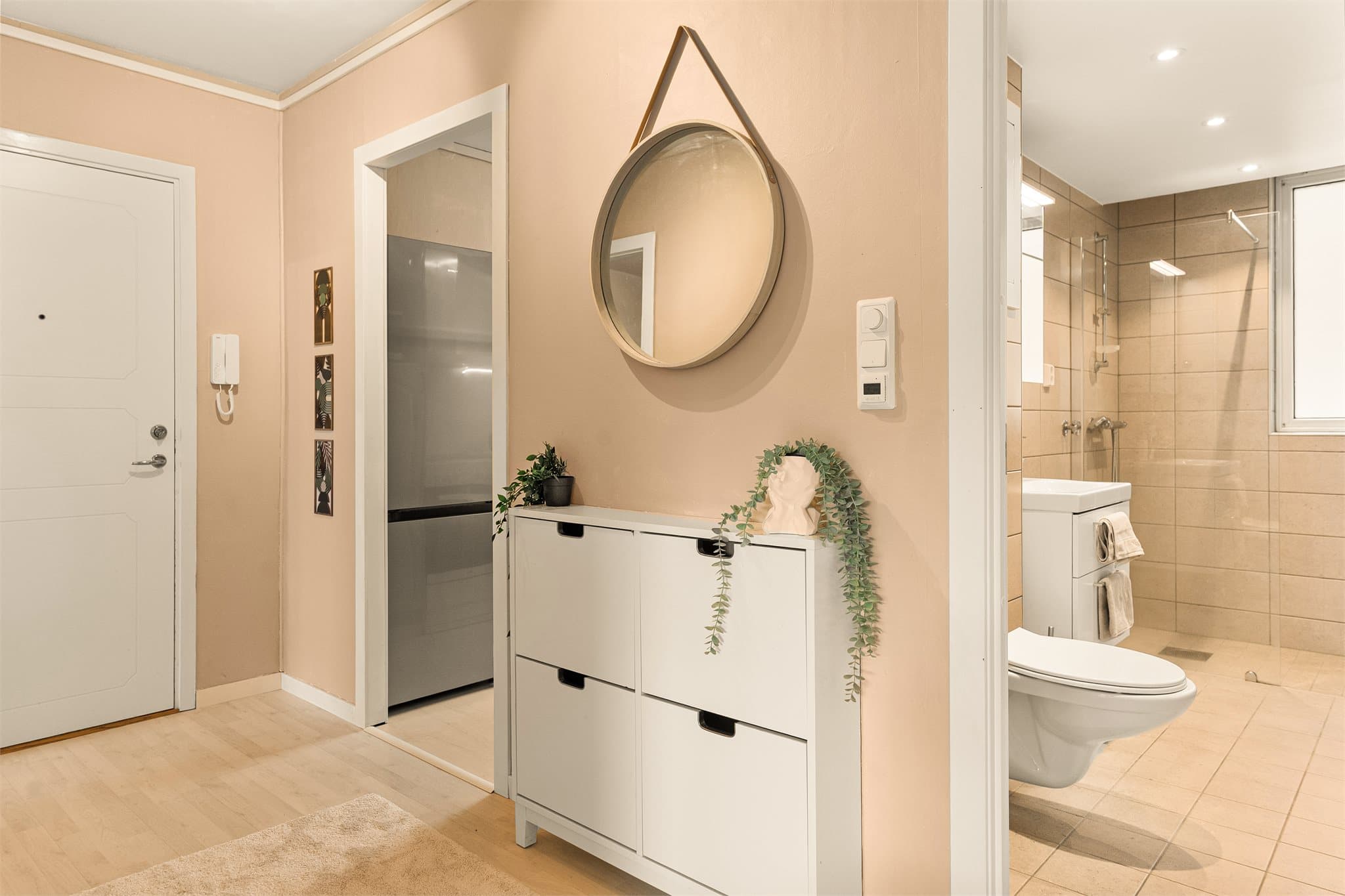 - Leiligheten disponerer hele 3 eksterne boder som måler hhv. 2,4m², 1,8m² og 0,9m² -
