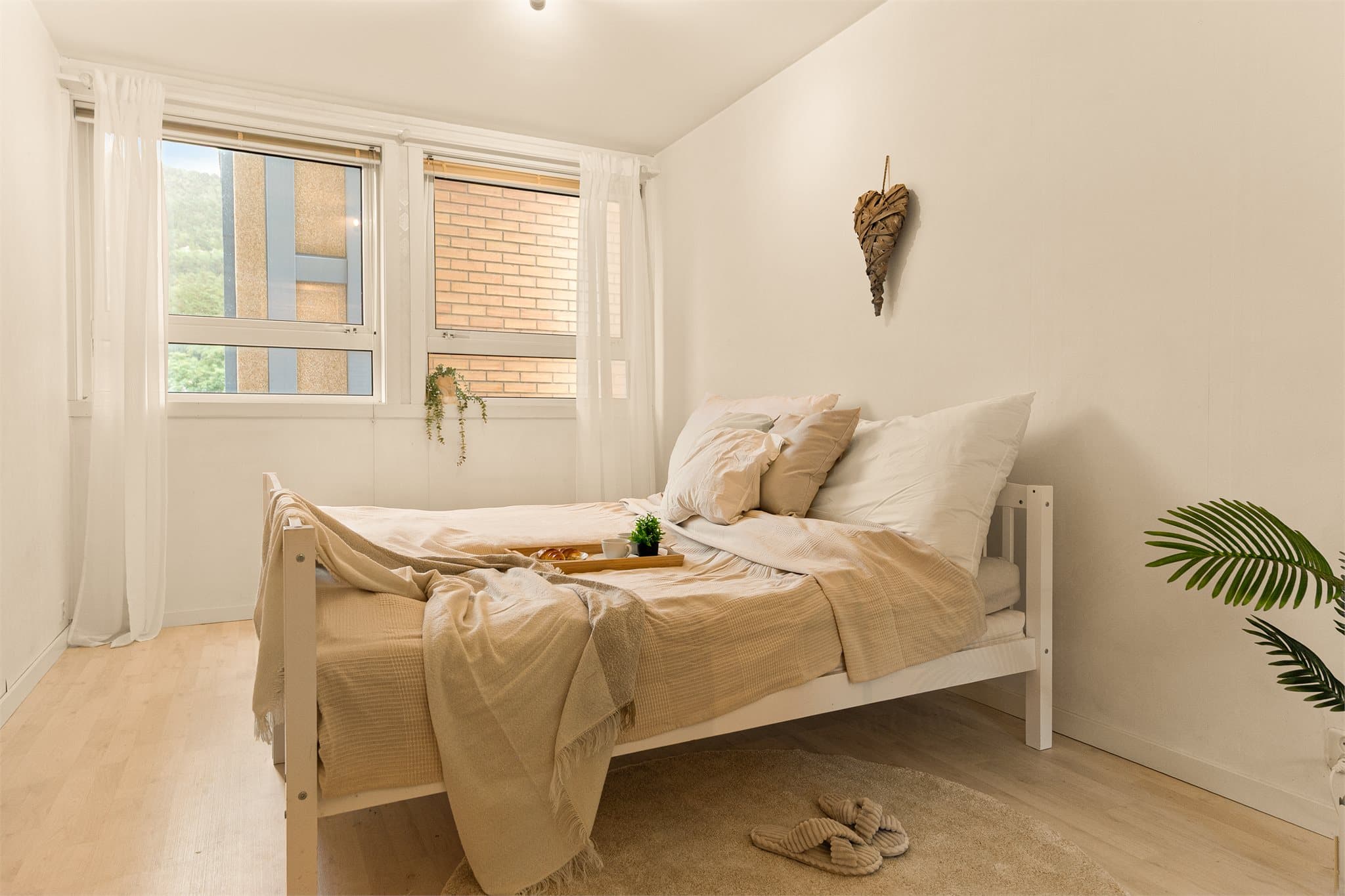 - Leilighetens hovedsoverom måler 14,3m² -