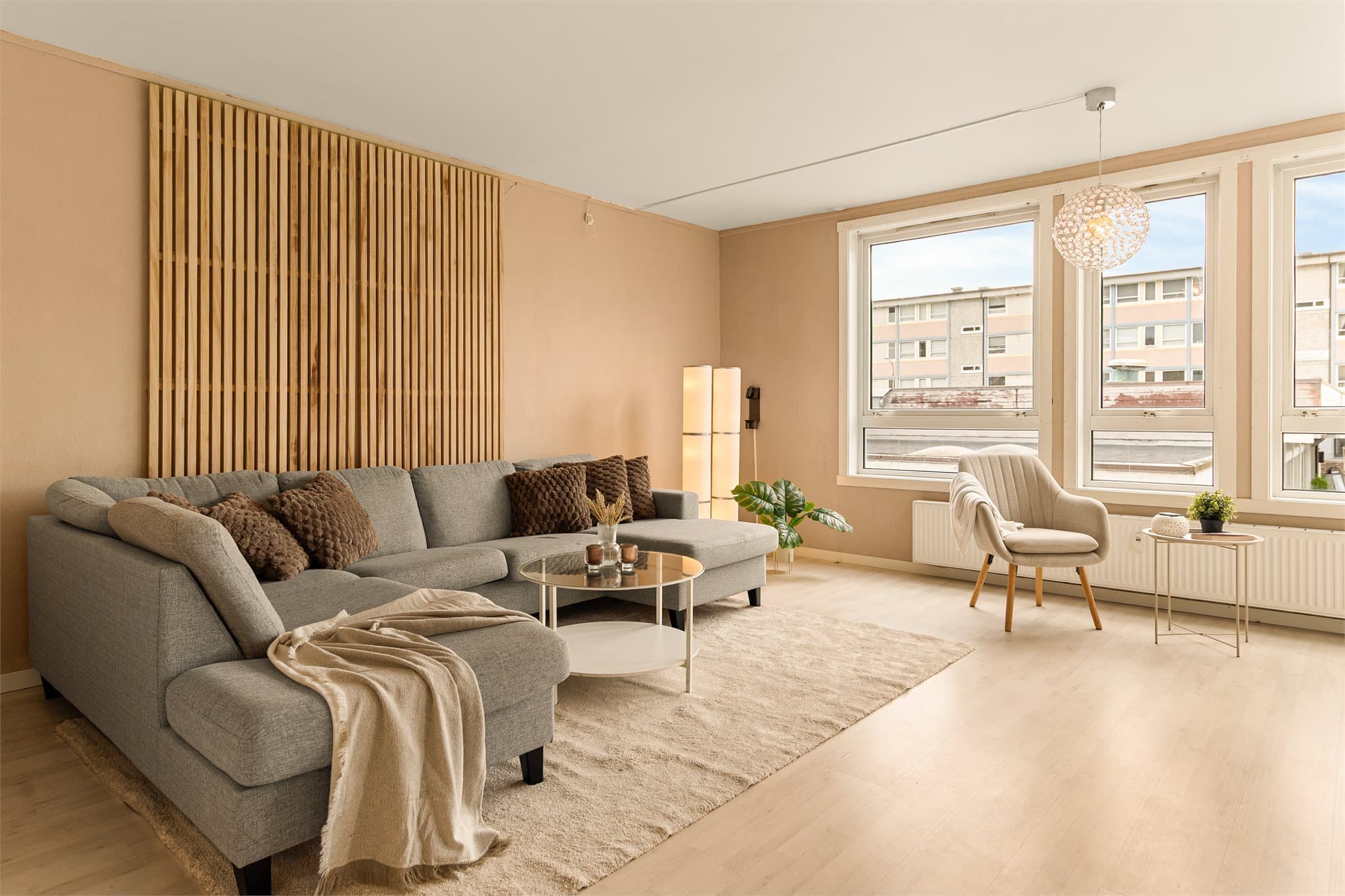 - Radiator i stuen bidrar til en jevn og behagelig temperatur i leiligheten -