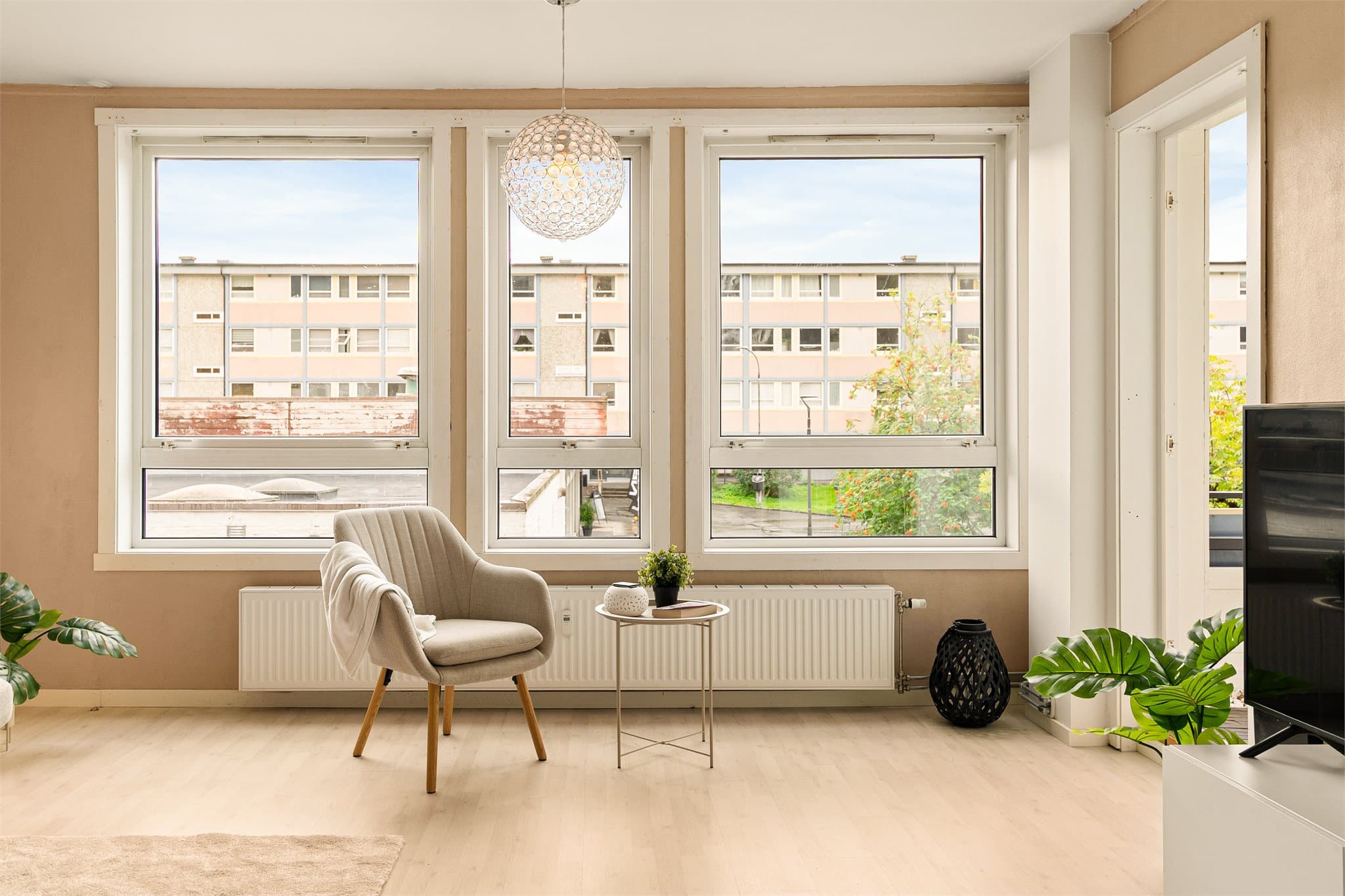 - En innbydende 3-roms leilighet med gode kvaliteter som vestvendt beliggenhet, bad fra 2024 og god lagringsplass i 3 boder -