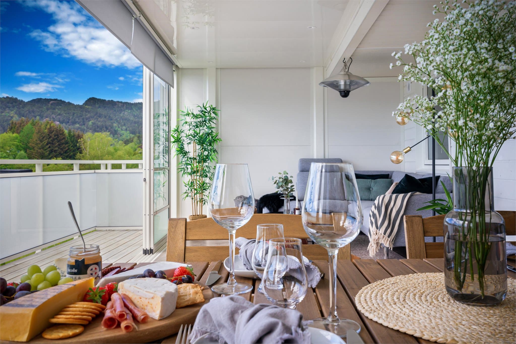 - En lekker leilighet med innglasset balkong og terrasse -