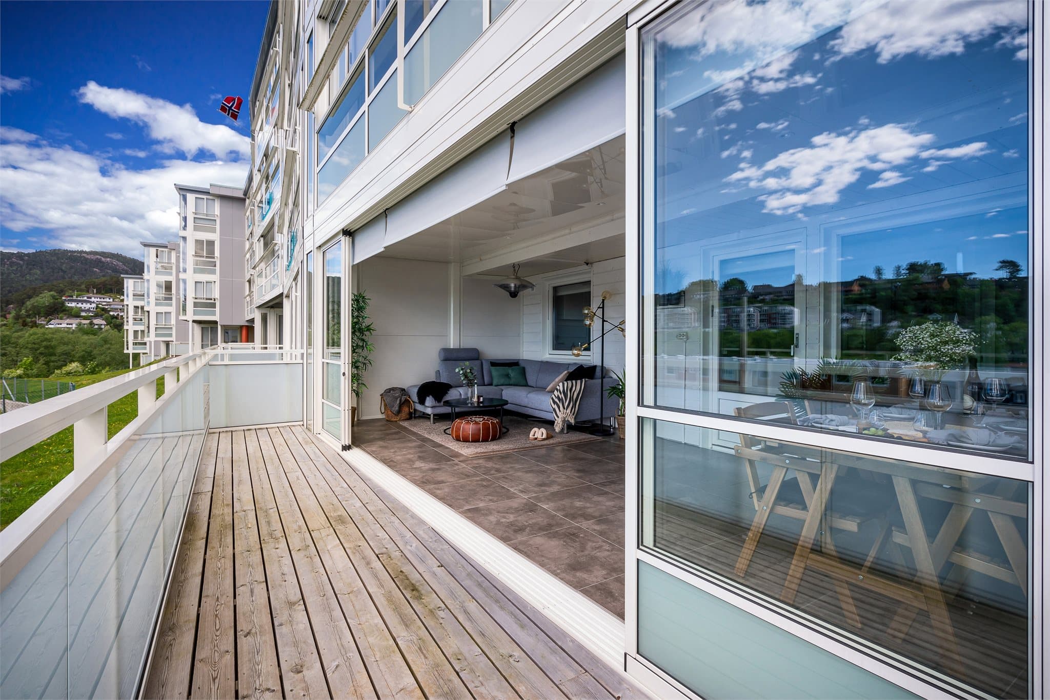 - Fra innglasset balkong har man direkte tilkomst til flott terrasse -