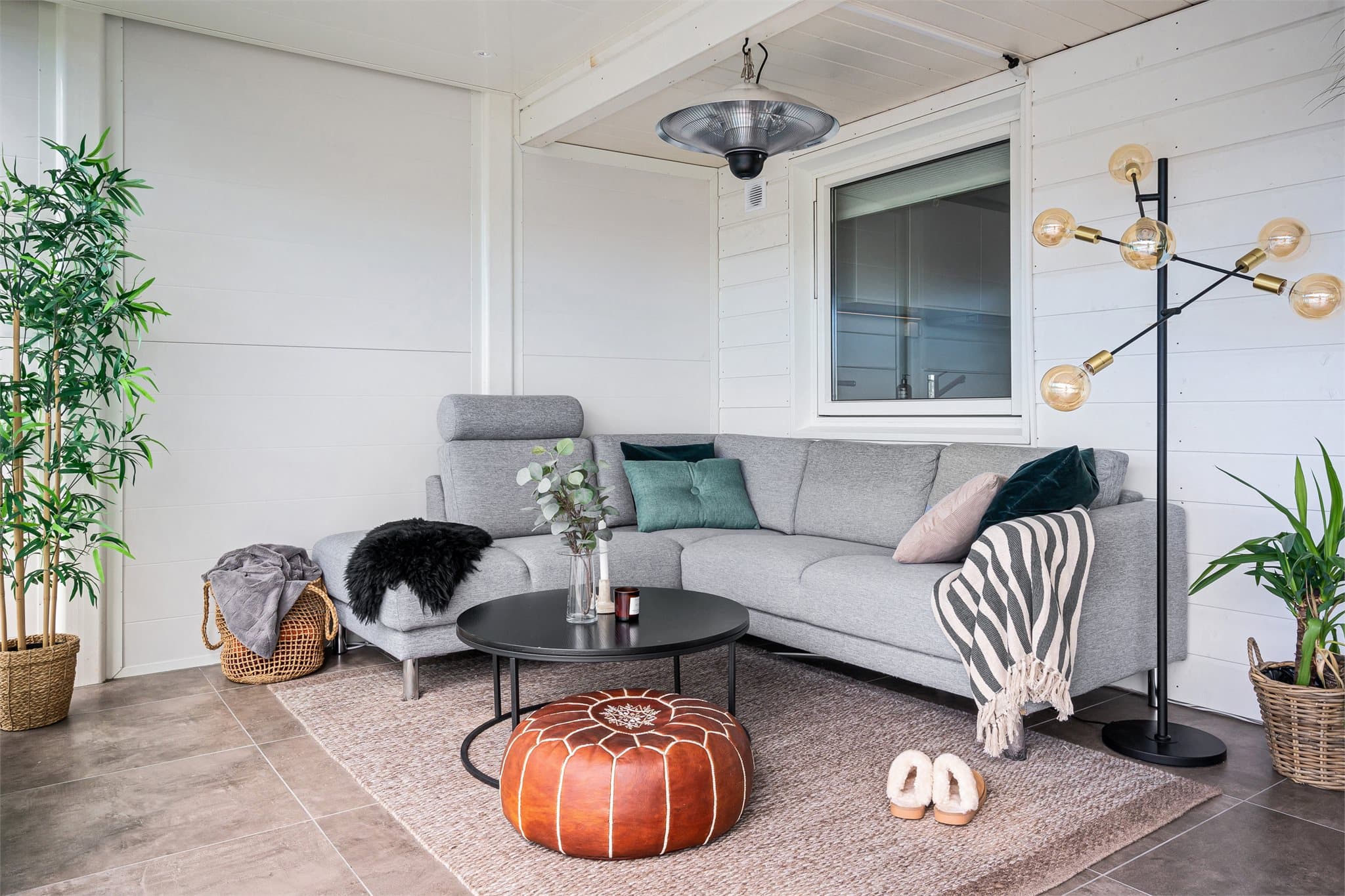 - Ettersom balkongen er innglasset er bruksmulighetene mye større og kan brukes som en forlengelse av stuen -