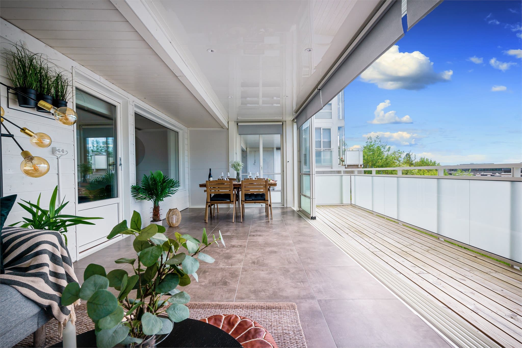 - Her har man gode solforhold med sol fra ca. 13-22 midtsommers -