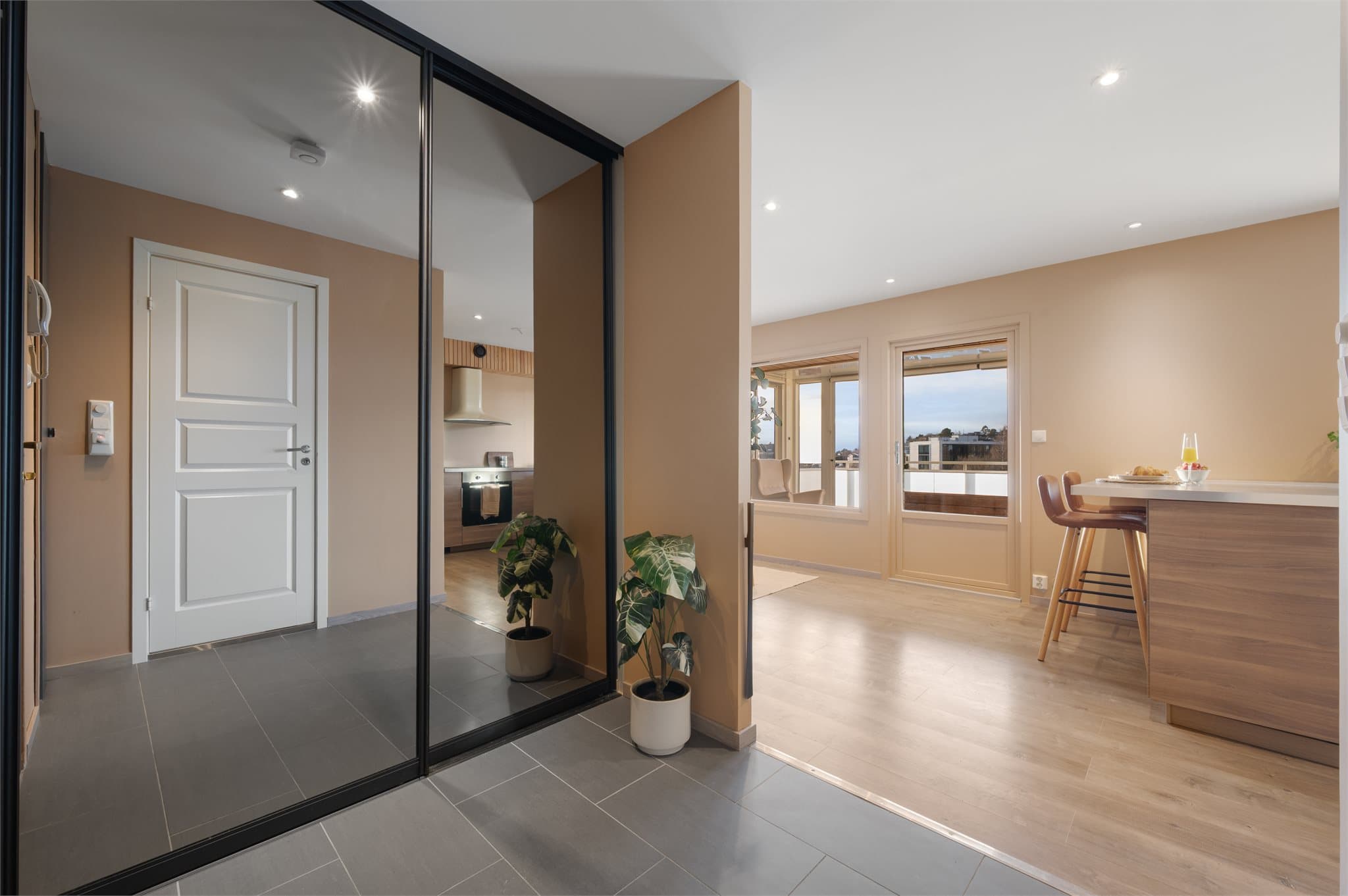 - Svært praktisk med skyvedørsgarderobe som gir rom for ekstra lagring -