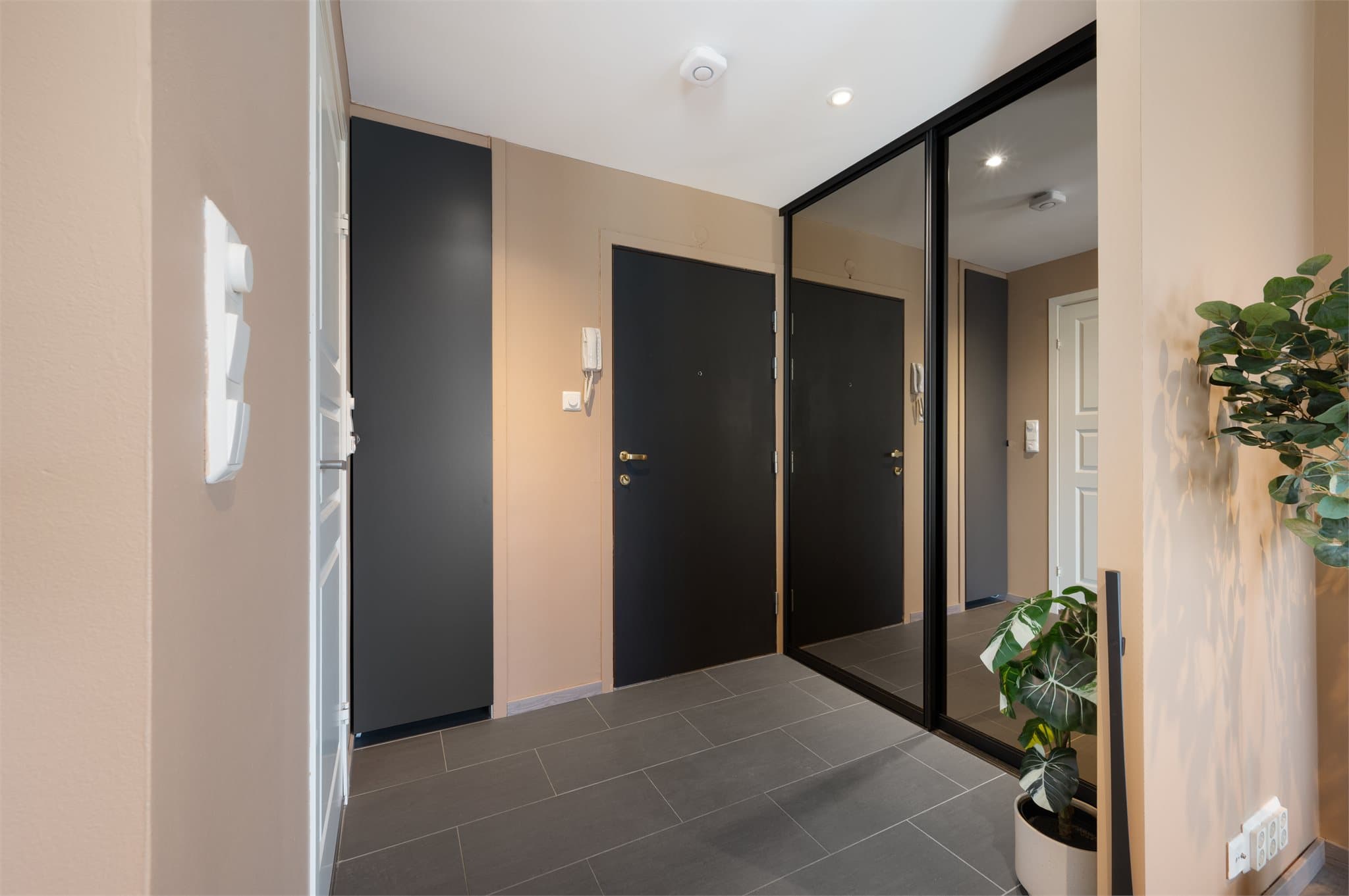 - Innbydende entre med porttelefon som gir et godt førsteinntrykk av leiligheten -